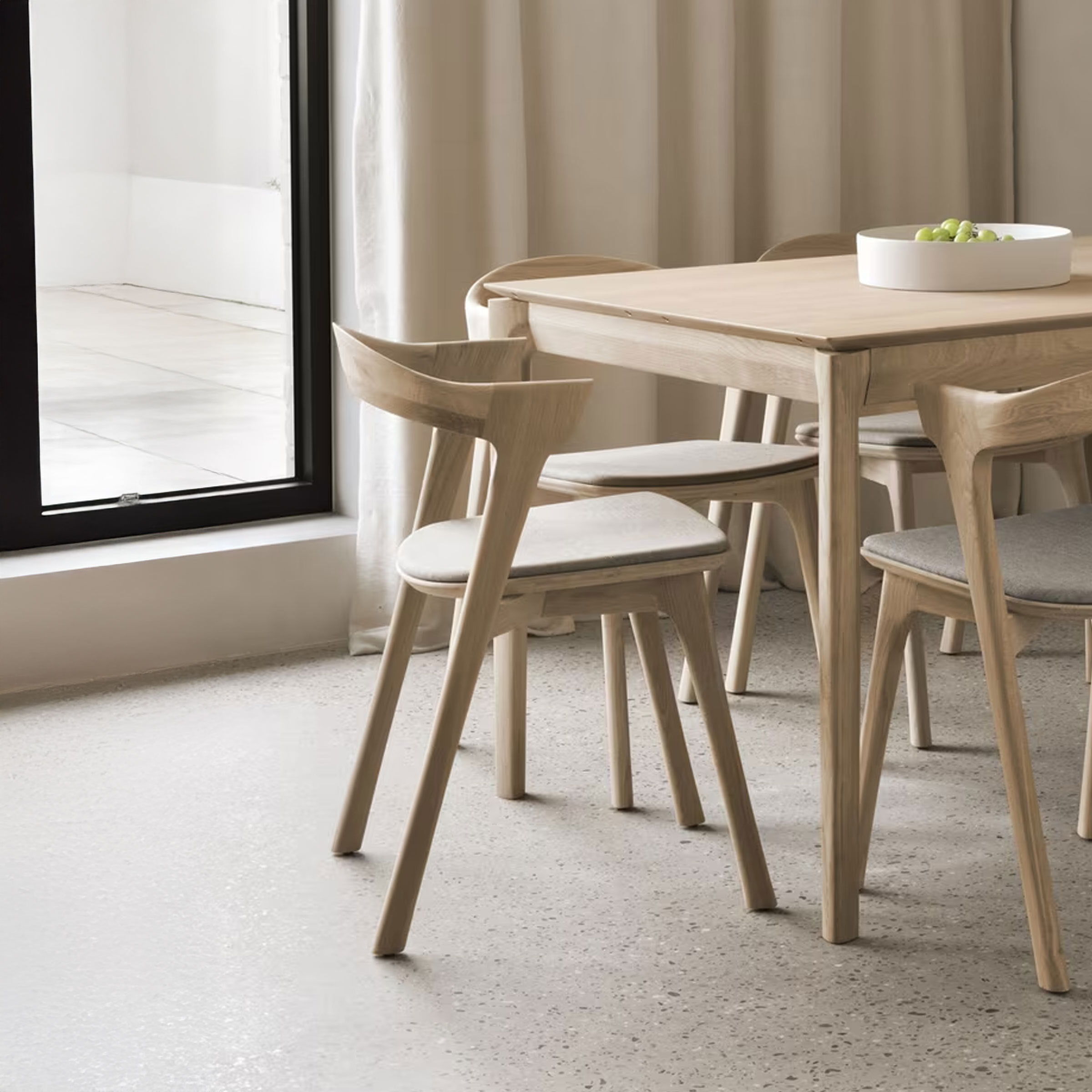 Ethnicraft Eetkamerstoel 'Bok' Gevernist Eikenhout en Stof