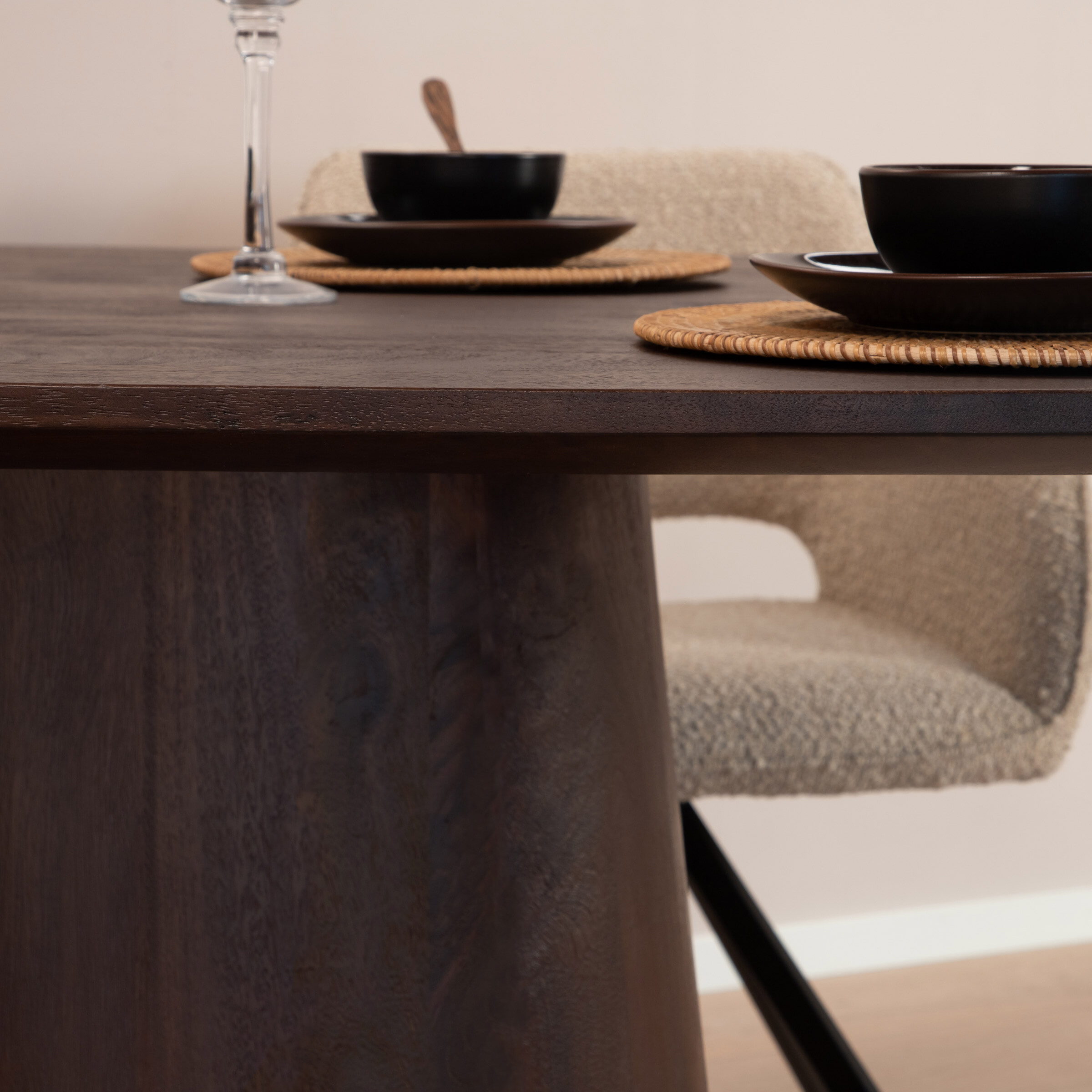 Eleonora Ovale Eettafel 'Aron' Mangohout, kleur Bruin, 300 x 110cm
