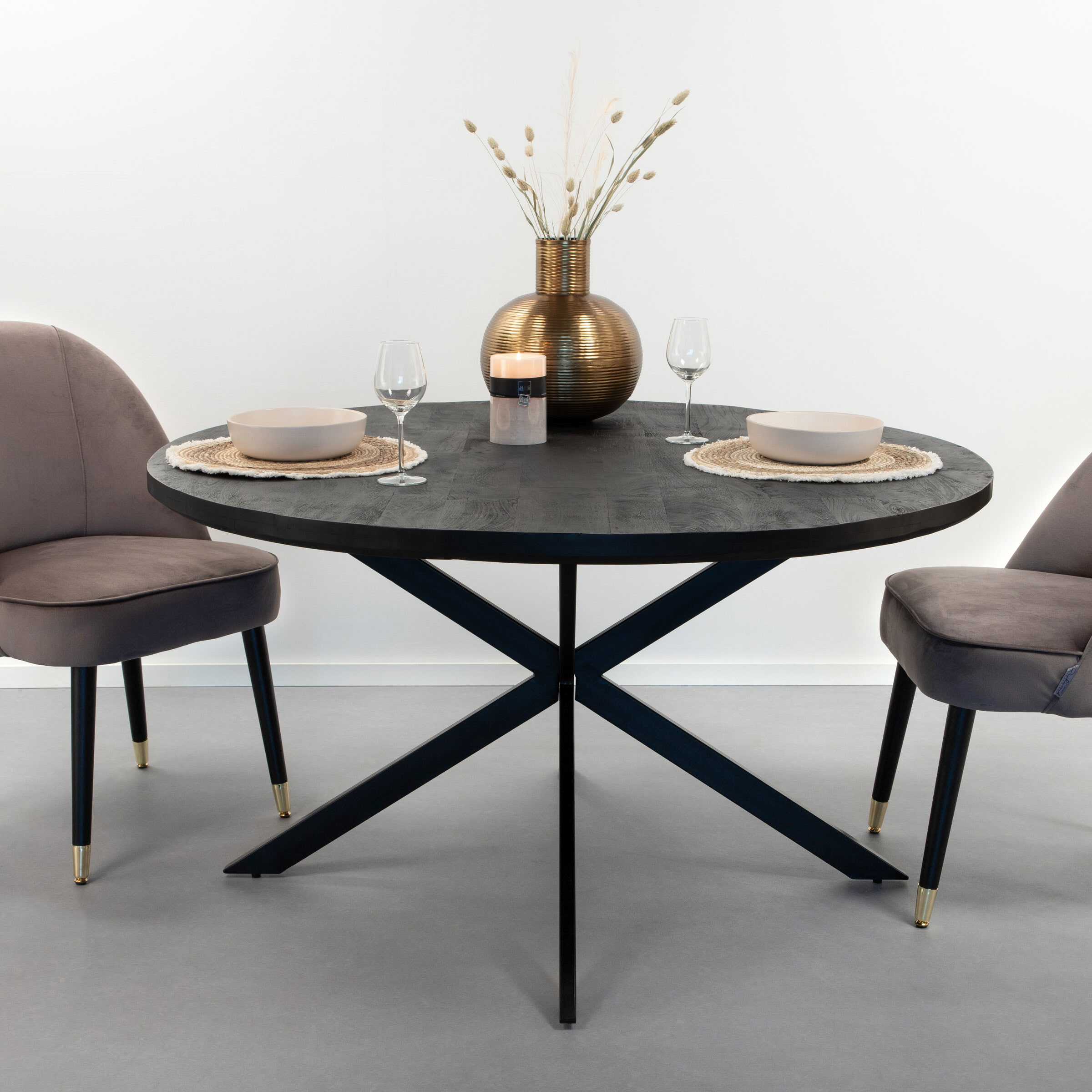 Sohome Ronde Eettafel 'Felipe' Mangohout 140cm, kleur Zwart Sohome Ronde Eettafel 'Felipe' Mangohout 140cm, kleur Zwart