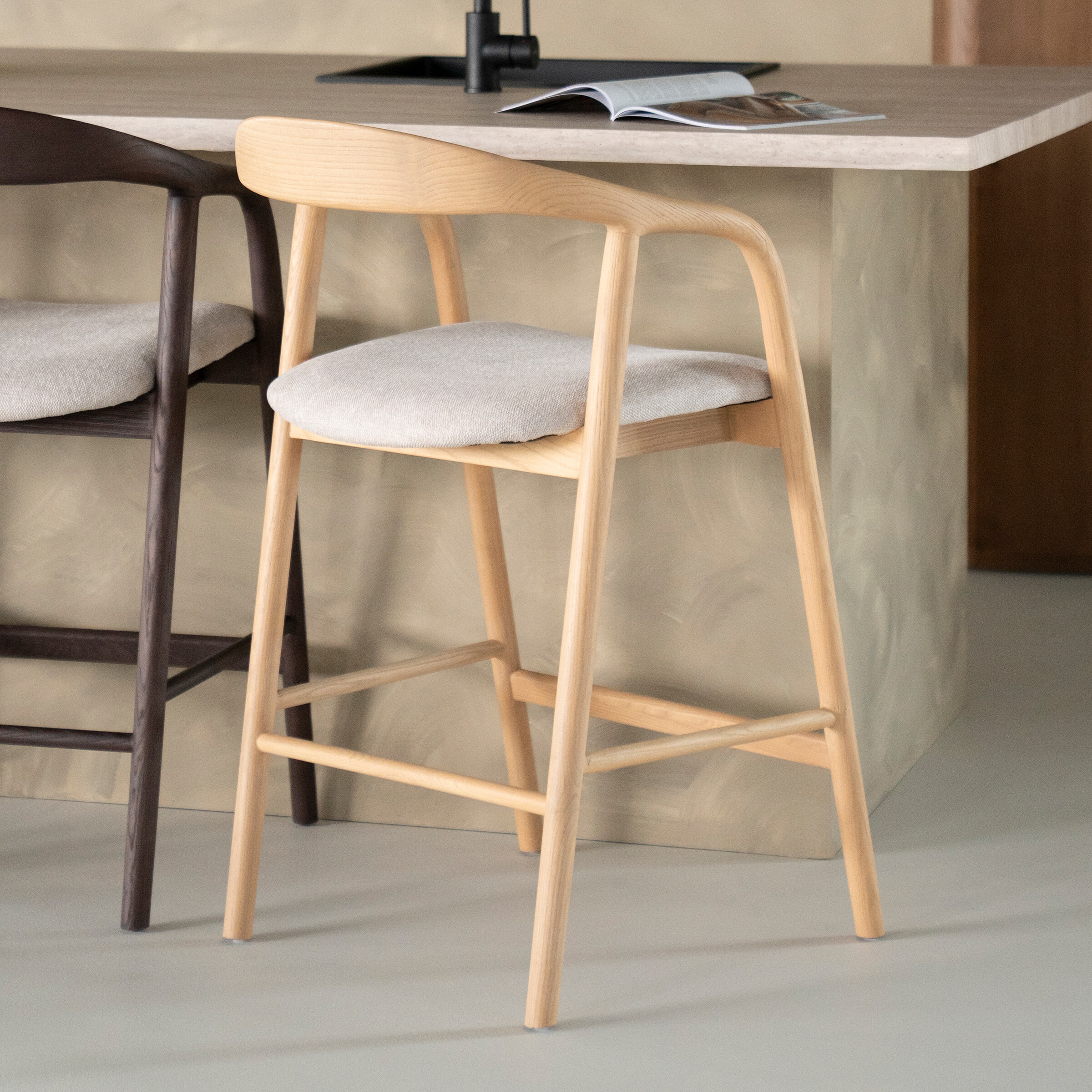 Eleonora Barstoel 'Rayven' Essen en stof (zithoogte 65cm)