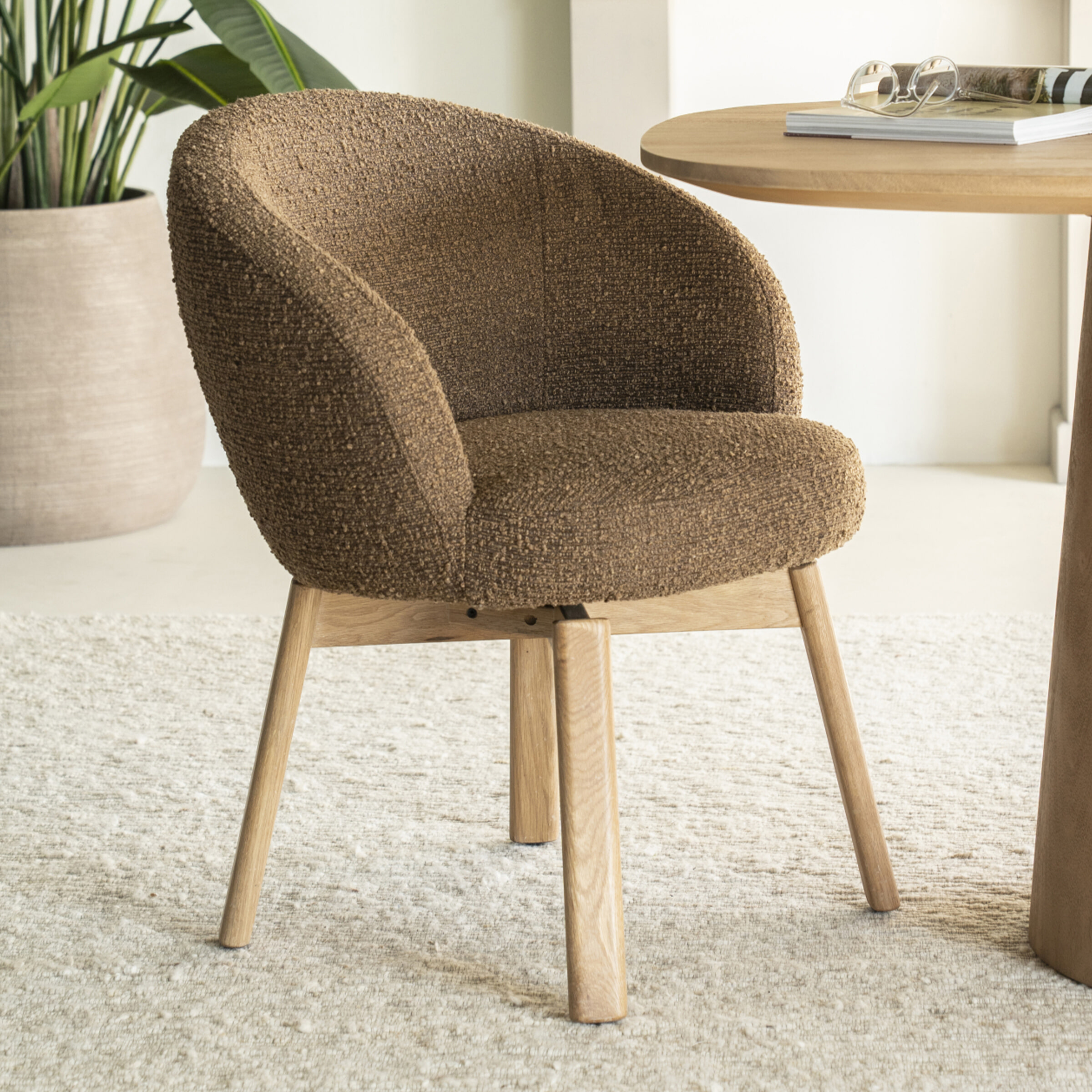 Eleonora Draaibare Eetkamerstoel 'Livia' Bouclé en eikenhout