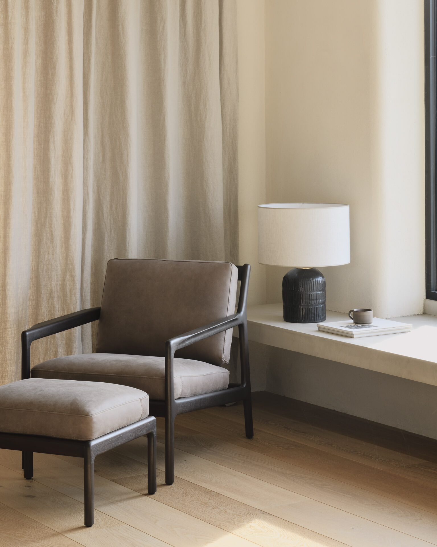 Ethnicraft Hocker 'Jack' Gevernist Mahoniehout, kleur Donkerbruin