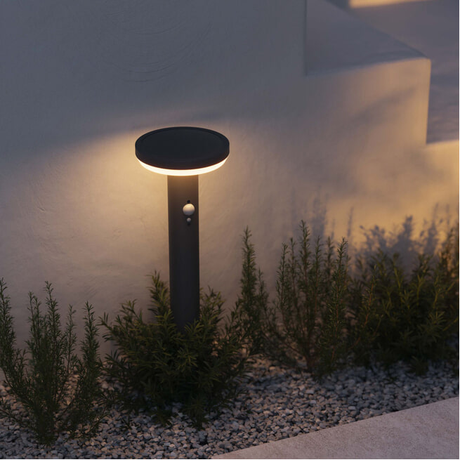 Kave Home Staande Buitenlamp 'Alima' Op zonne-energie, kleur Zwart