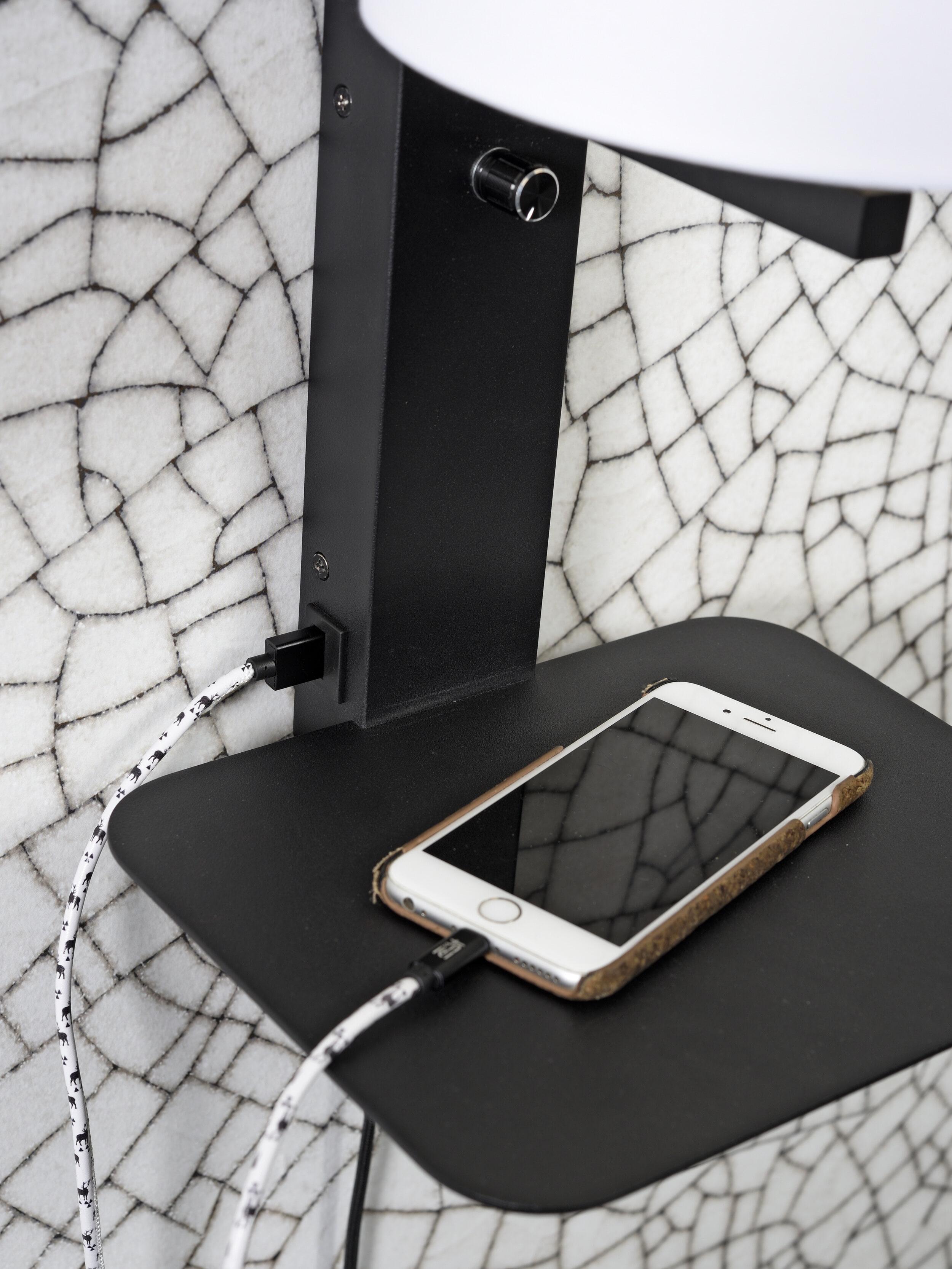 its about RoMi Wandlamp 'Florence' Met plank en USB, kleur Zwart