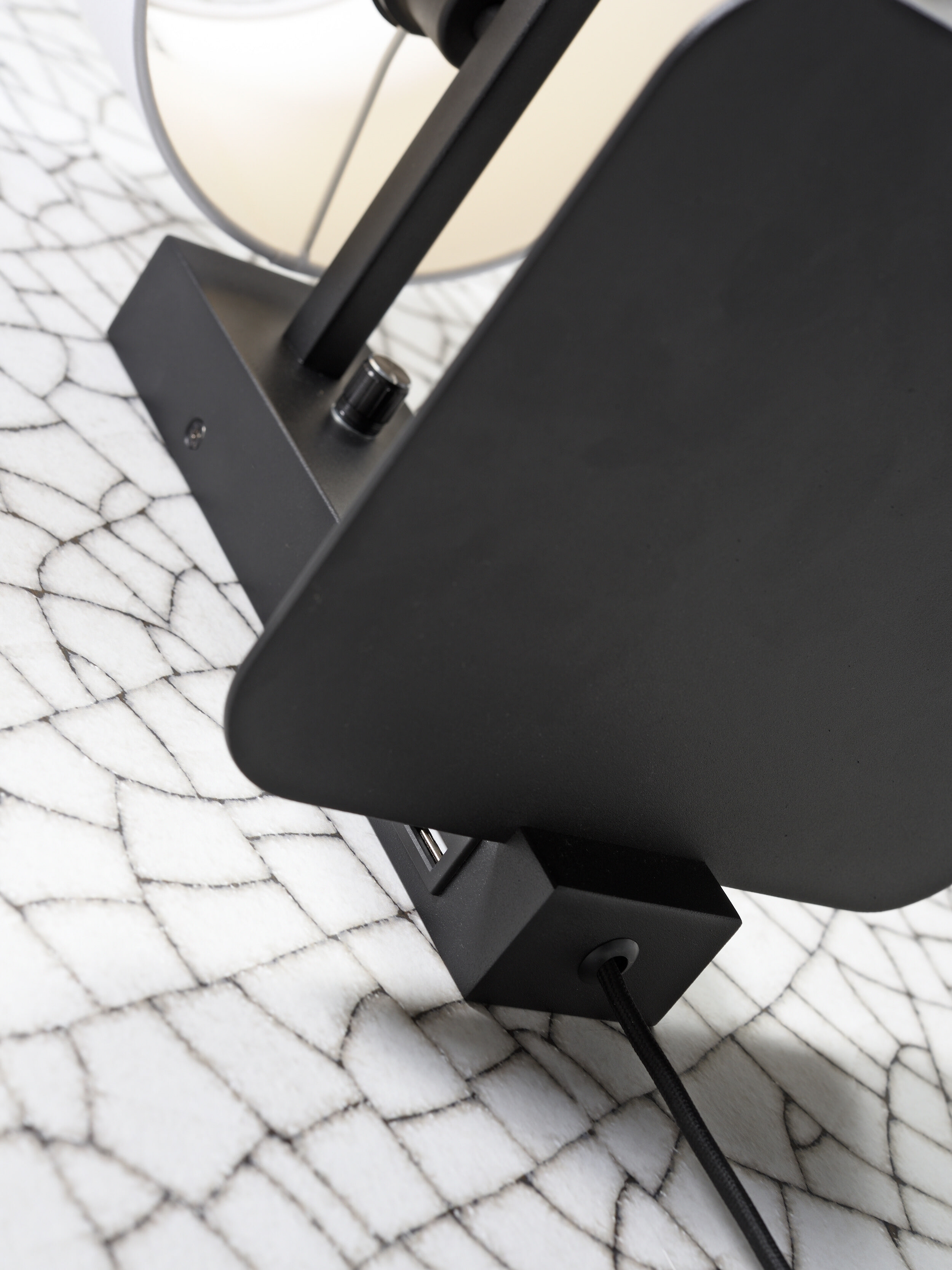 its about RoMi Wandlamp 'Florence' Met plank en USB, kleur Zwart