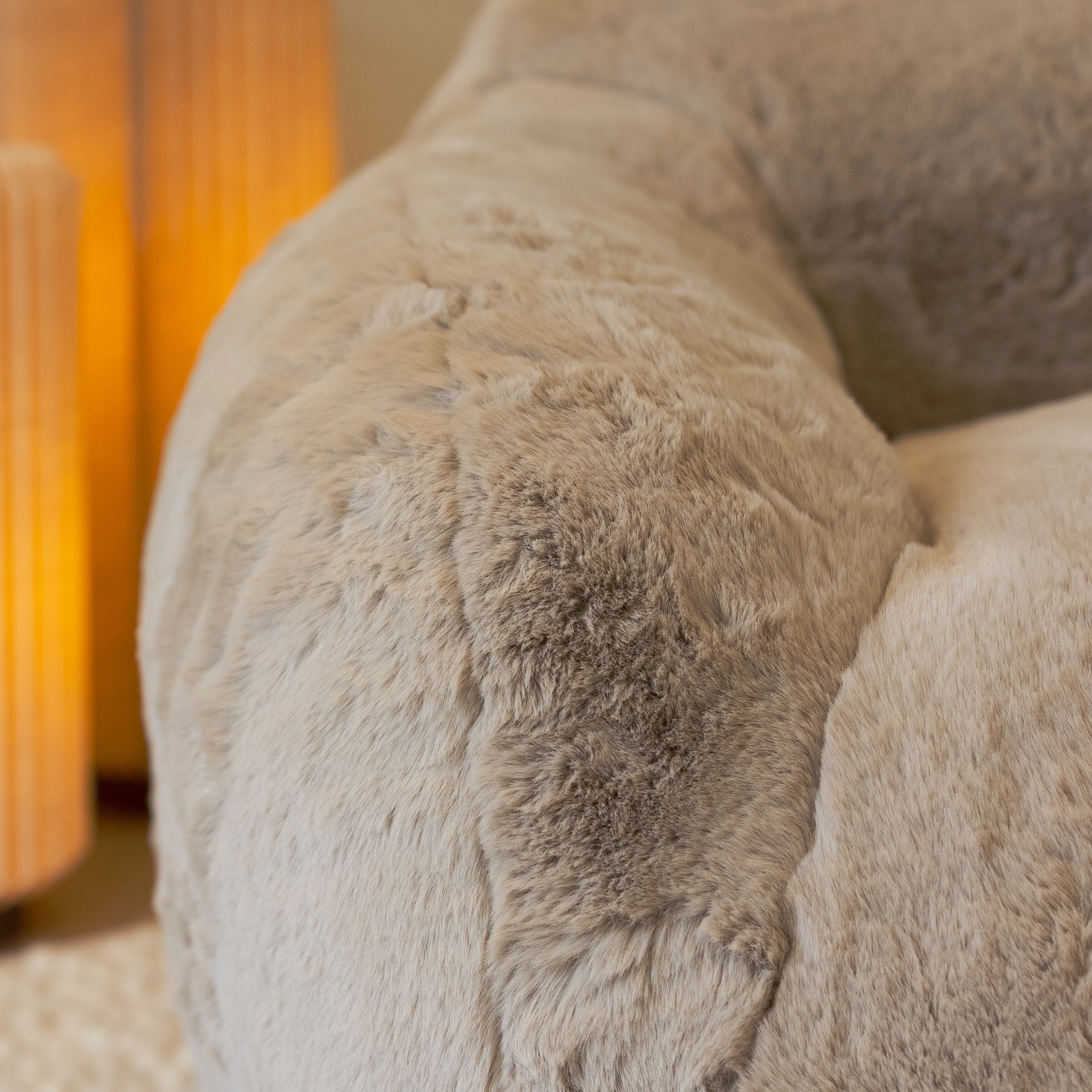By-Boo Fauteuil 'Hug' Fluffy, kleur Taupe