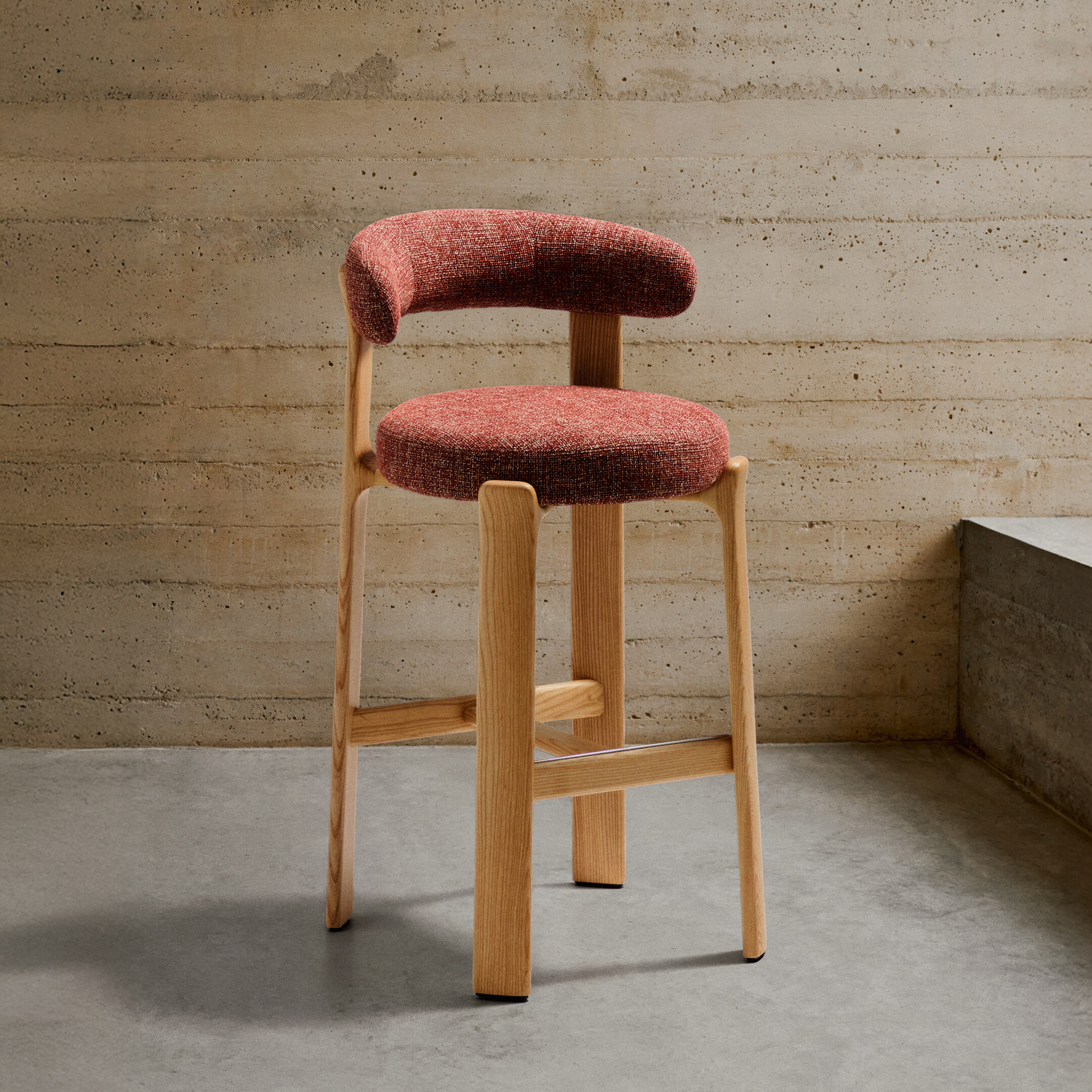 Kave Home Barkruk Granite Chenille en essenhout - Terracotta/Naturel (zithoogte 75cm)