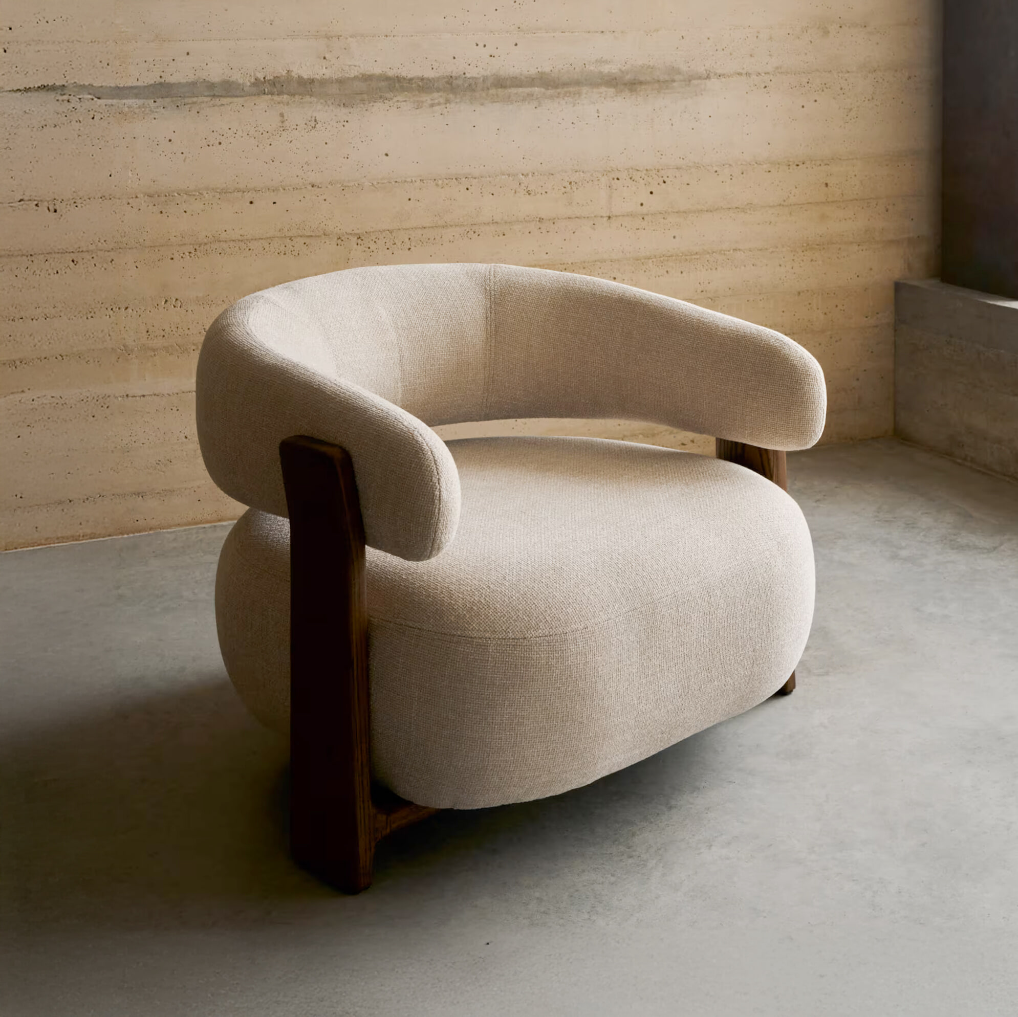 Kave Home Fauteuil Granite Chenille en essenhout - Beige/Bruin - Japandi