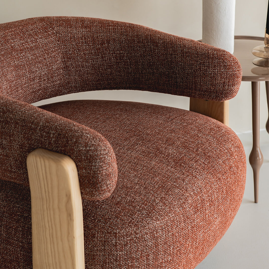 Kave Home Fauteuil 'Granite' Chenille en essenhout, kleur Terracotta