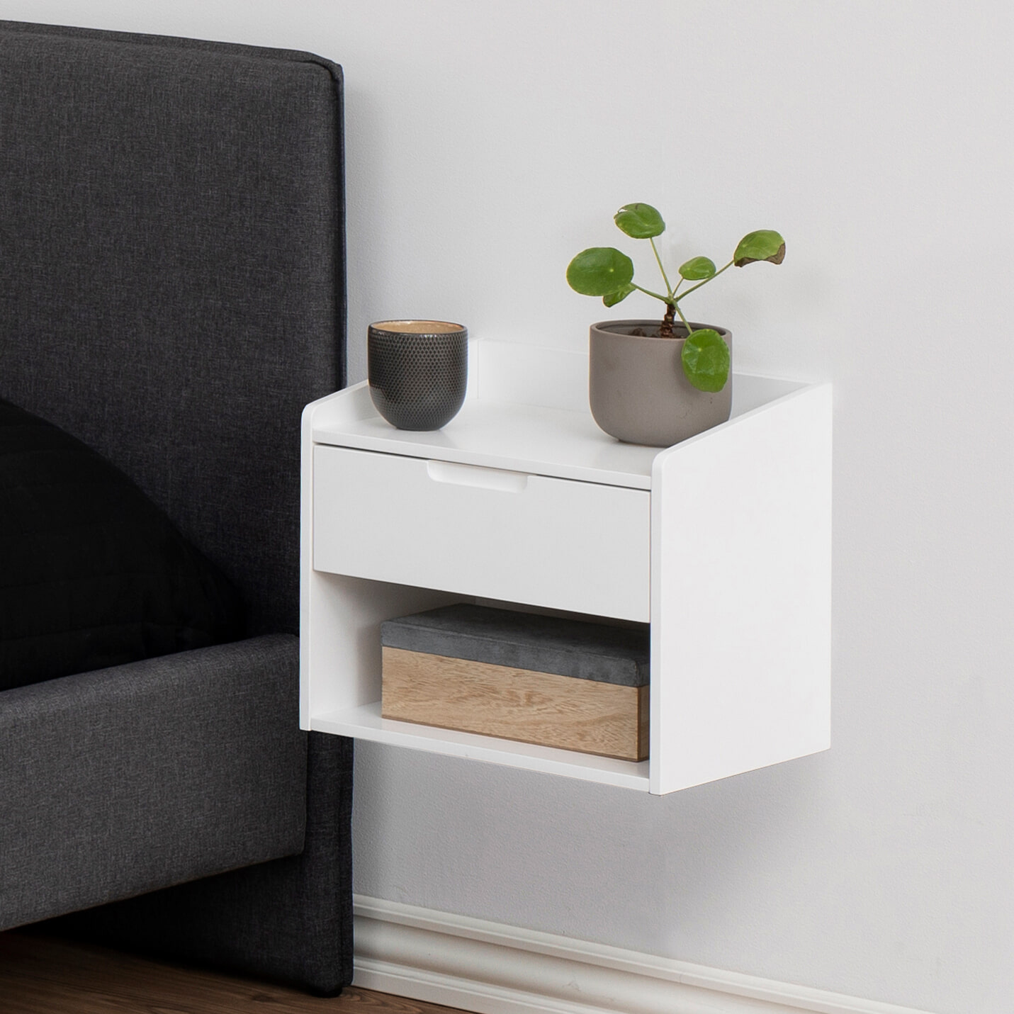 Bendt Hangend nachtkastje 'Leah' MDF met 1 lade, kleur wit Bendt Hangend nachtkastje 'Leah' MDF met 1 lade, kleur wit