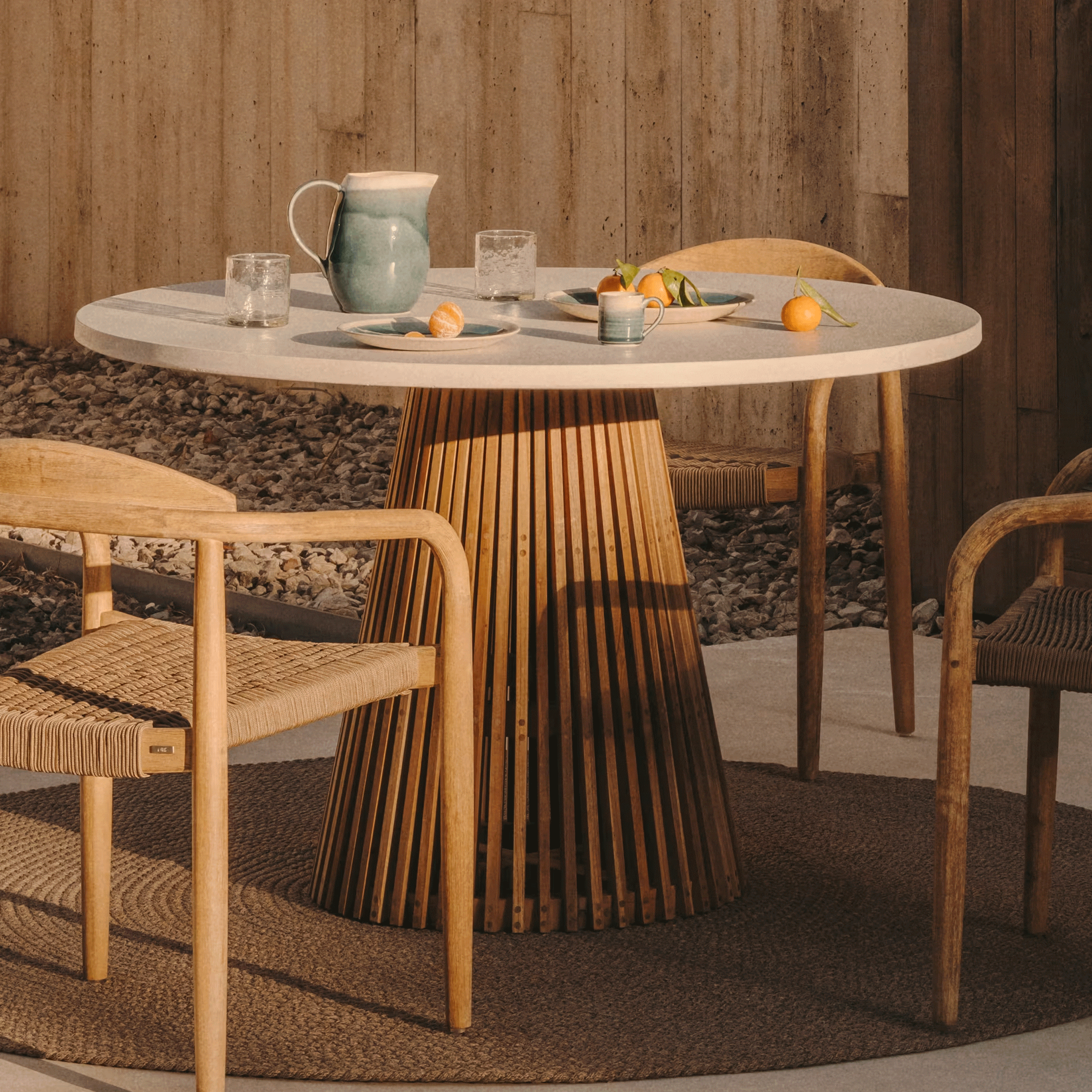 Kave Home Ronde Eettafel 'Alcaufar' Cement en Teakhout, 120cm