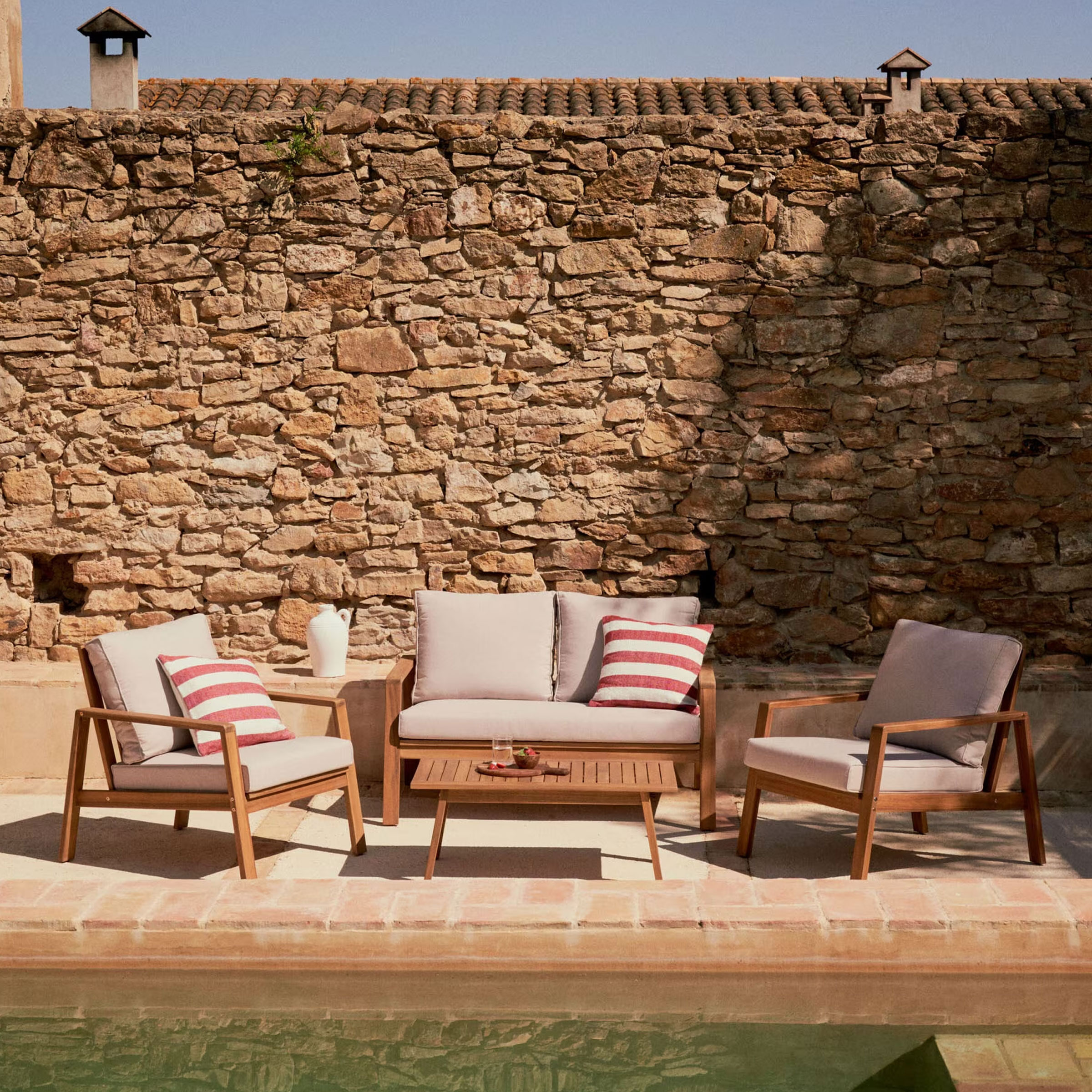 Kave Home Loungeset Frares Acaciahout, Met 2-zits Bank, 2 fauteuils en salontafel - Beige