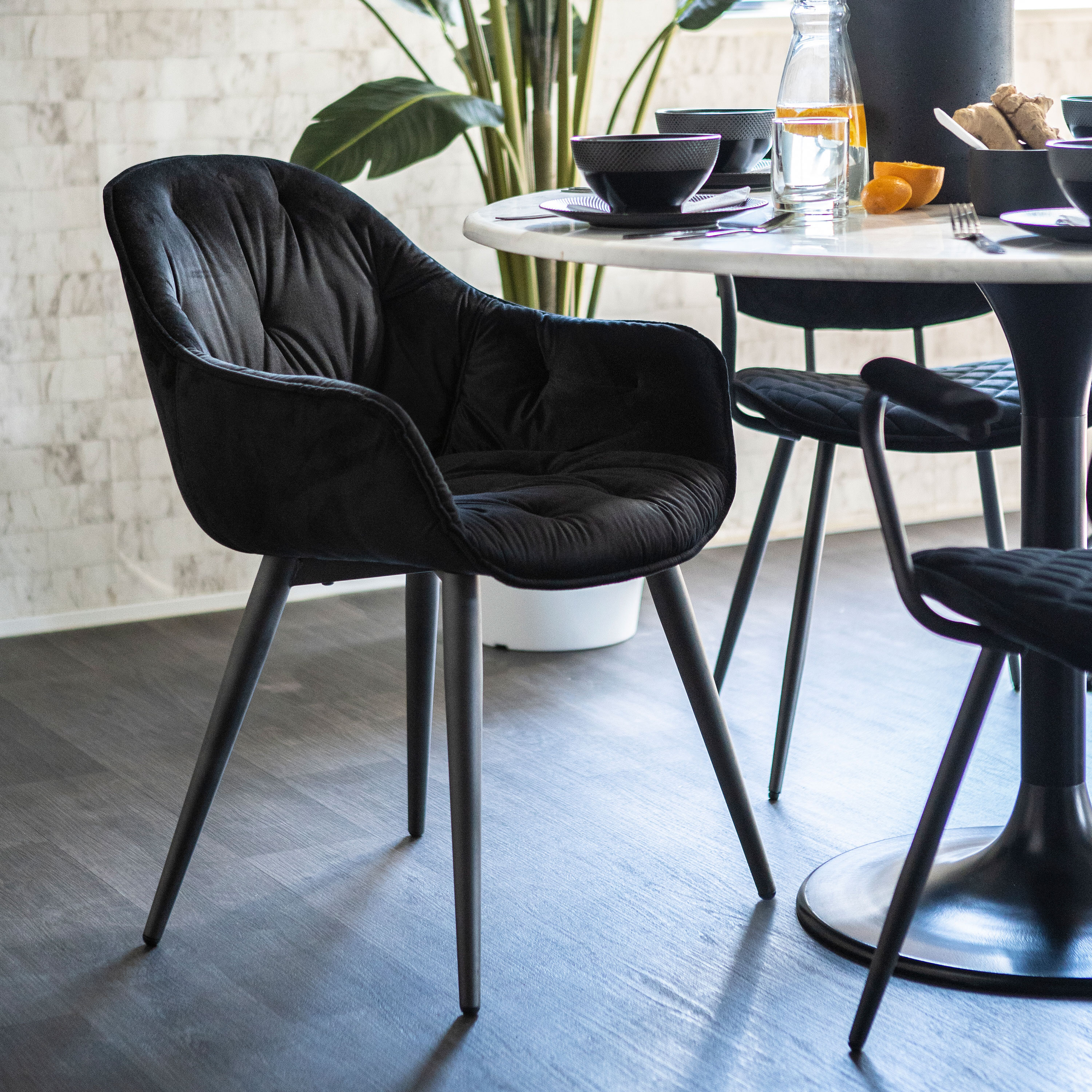 Eleonora Eetkamerstoel 'Joy' Velvet, kleur zwart Eleonora Eetkamerstoel 'Joy' Velvet, kleur zwart