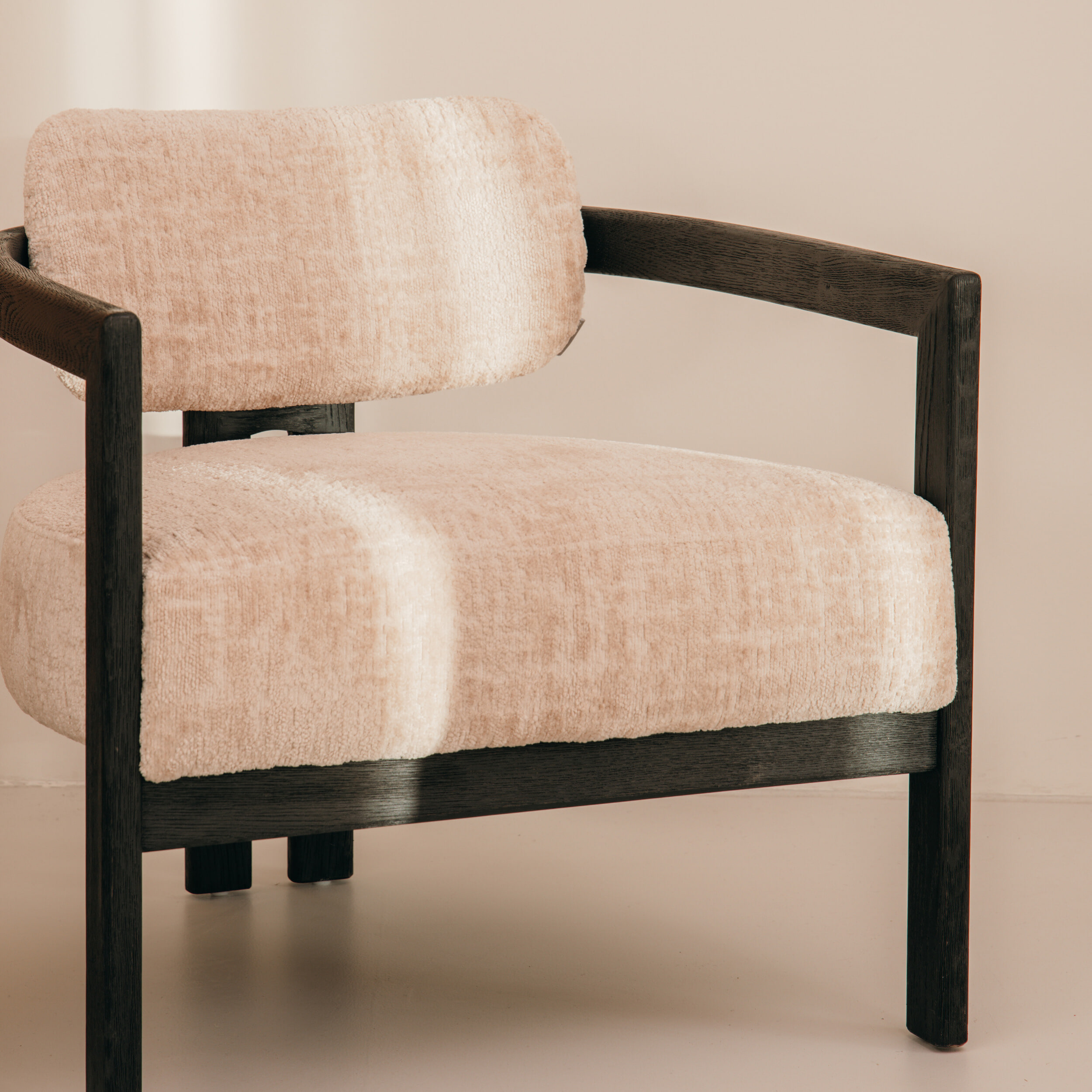 MUST Living Fauteuil 'Kelly' Chenille, kleur Zwart