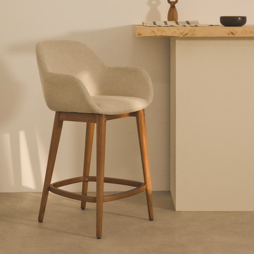 Kave Home Barkruk 'Konna' Essenhout en stof, kleur Beige/Bruin (zithoogte 66cm)
