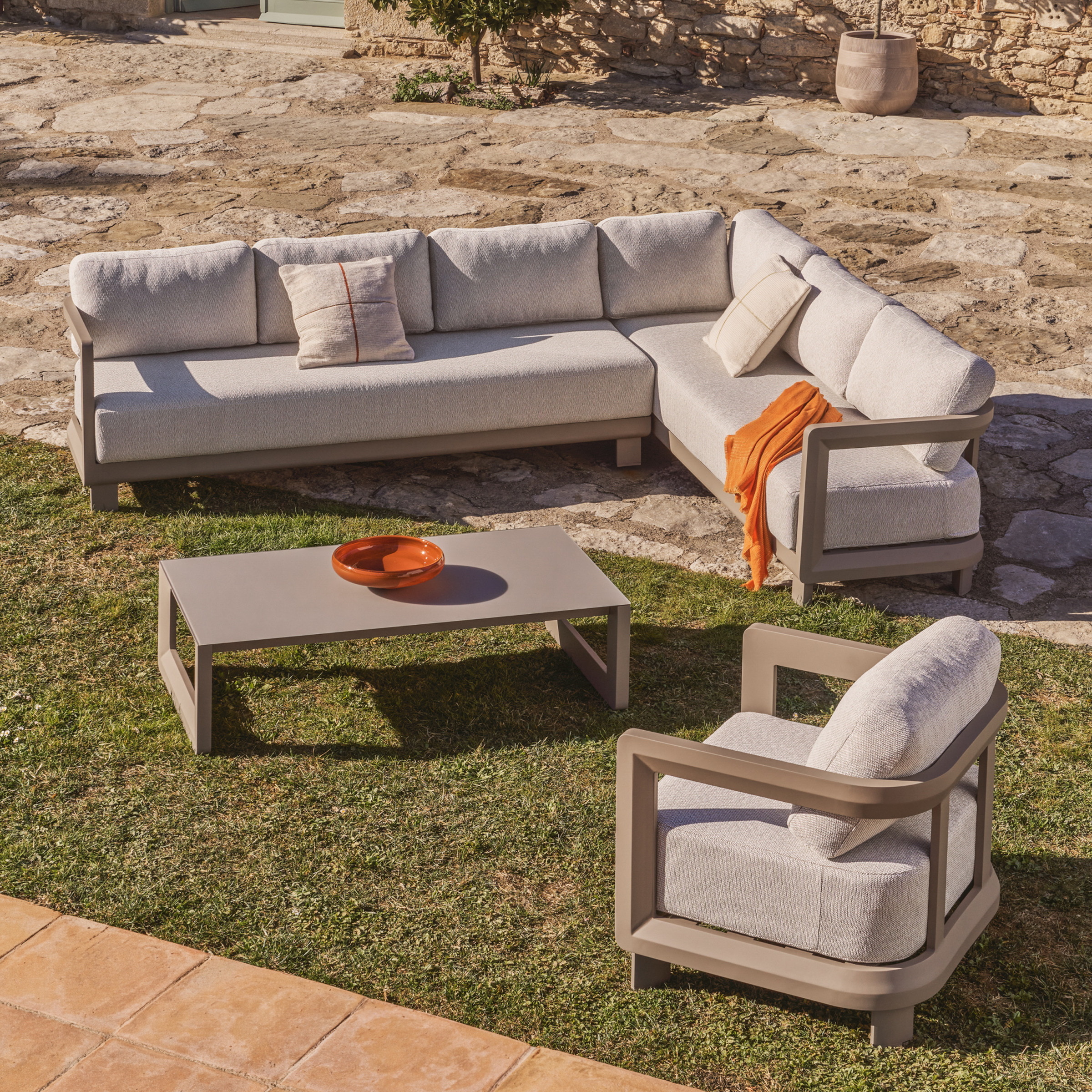 Kave Home Loungeset Nerano Met 5-zits hoekbank en salontafel - Taupe