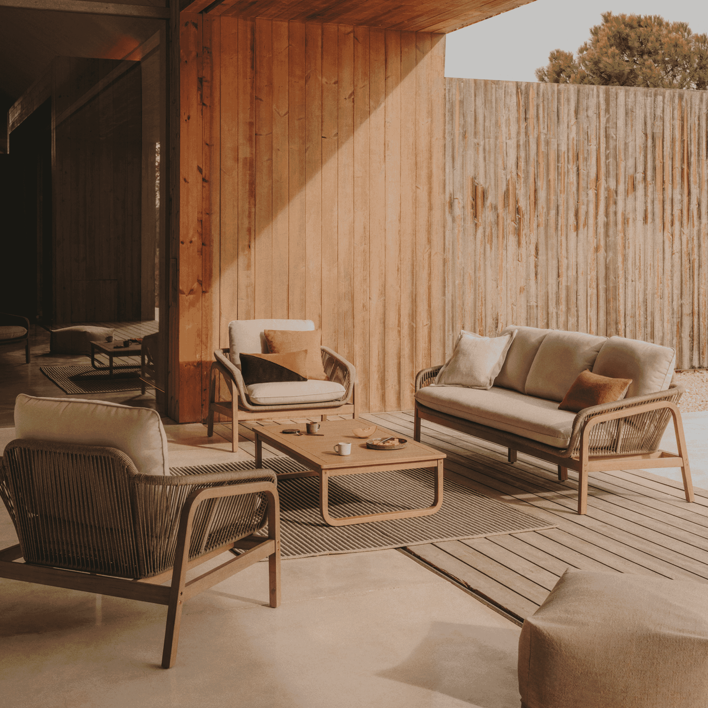 Kave Home Loungeset 'Vellana' Acaciahout, Met 3-zits bank, 2 fauteuils en salontafel