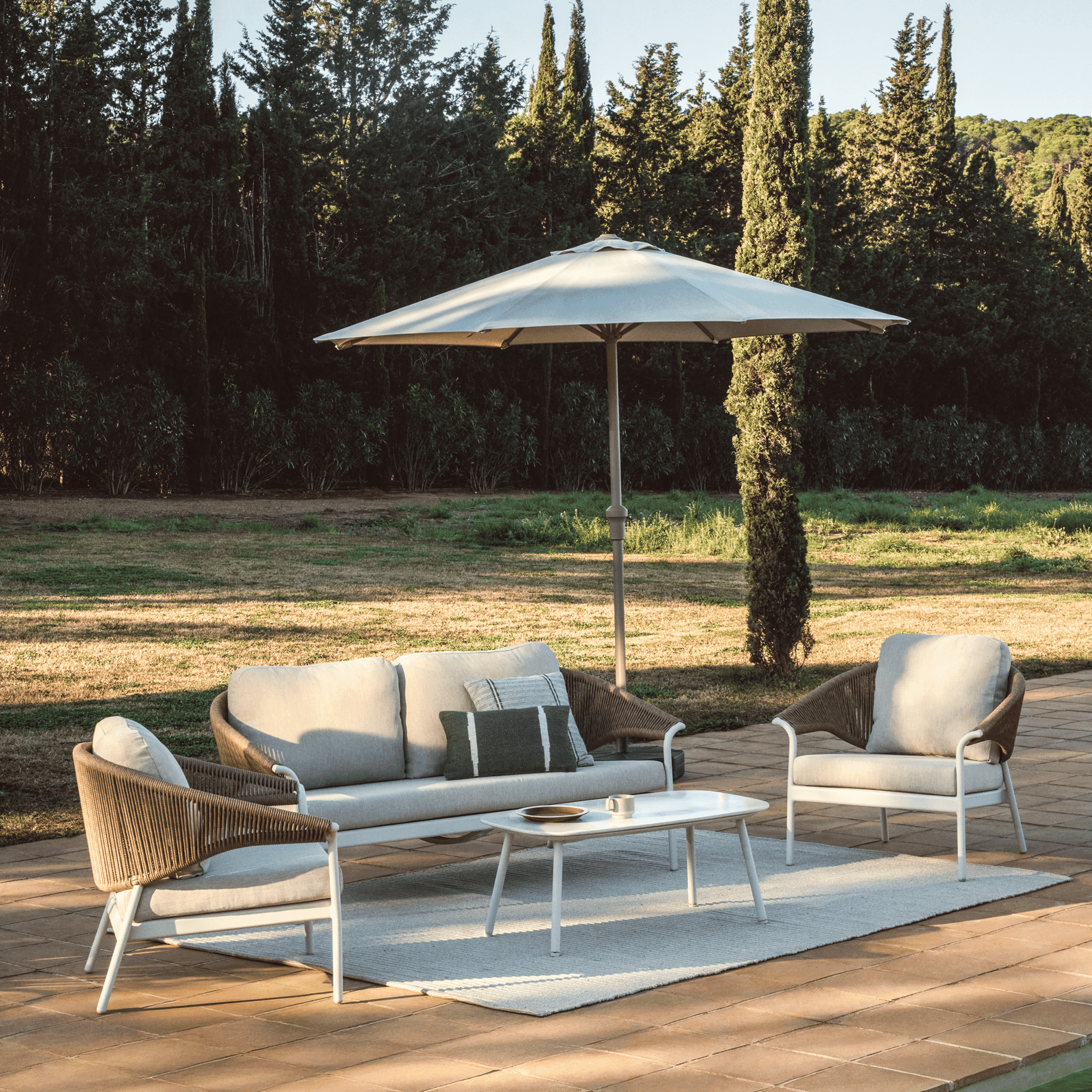 Kave Home Loungeset 'Zuara' Met 3-zitsbank, 2 fauteuils en tafel, kleur Ecru/Bruin