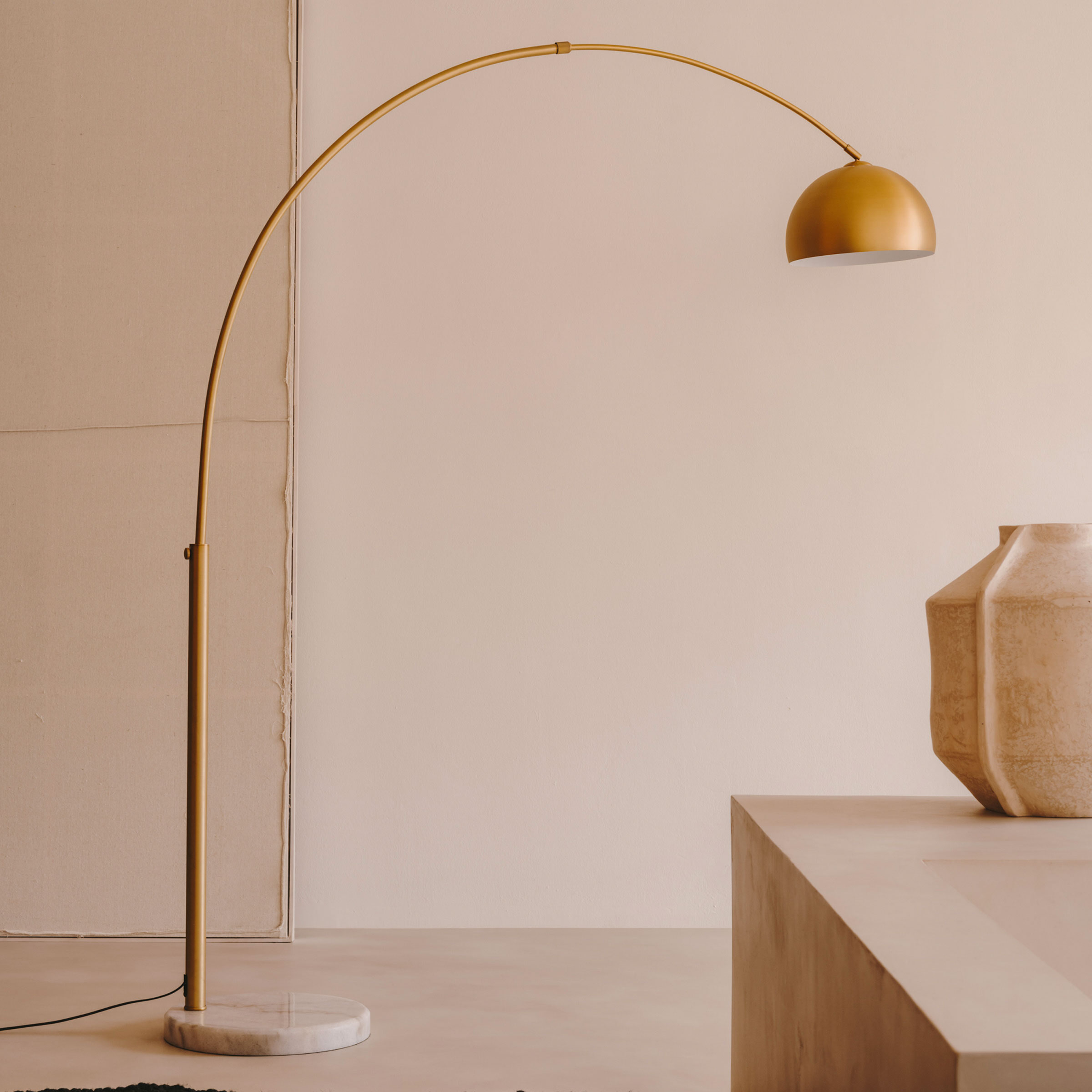 Kave Home Vloerlamp 'Madali' Staal en marmer