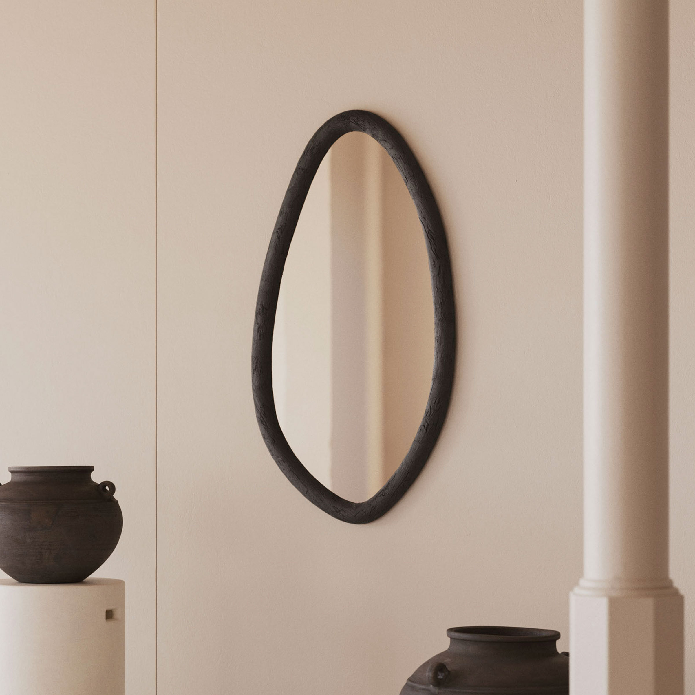 Kave Home Organische Spiegel Magrit Mungurhout, 110 x 60cm - Zwart