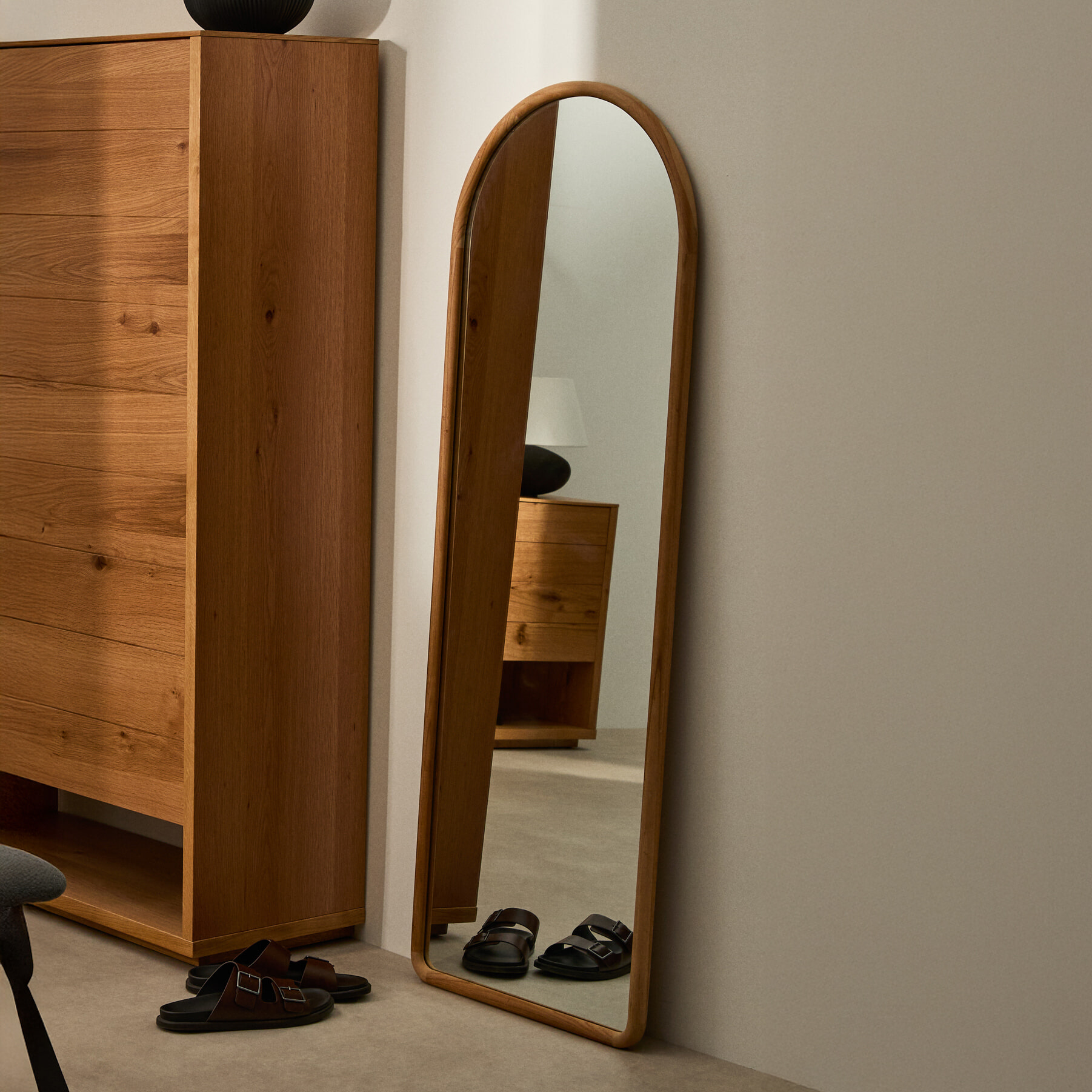 Kave Home Gebogen Spiegel 'Milsa' Teakhout, 155 x 55cm, kleur Naturel