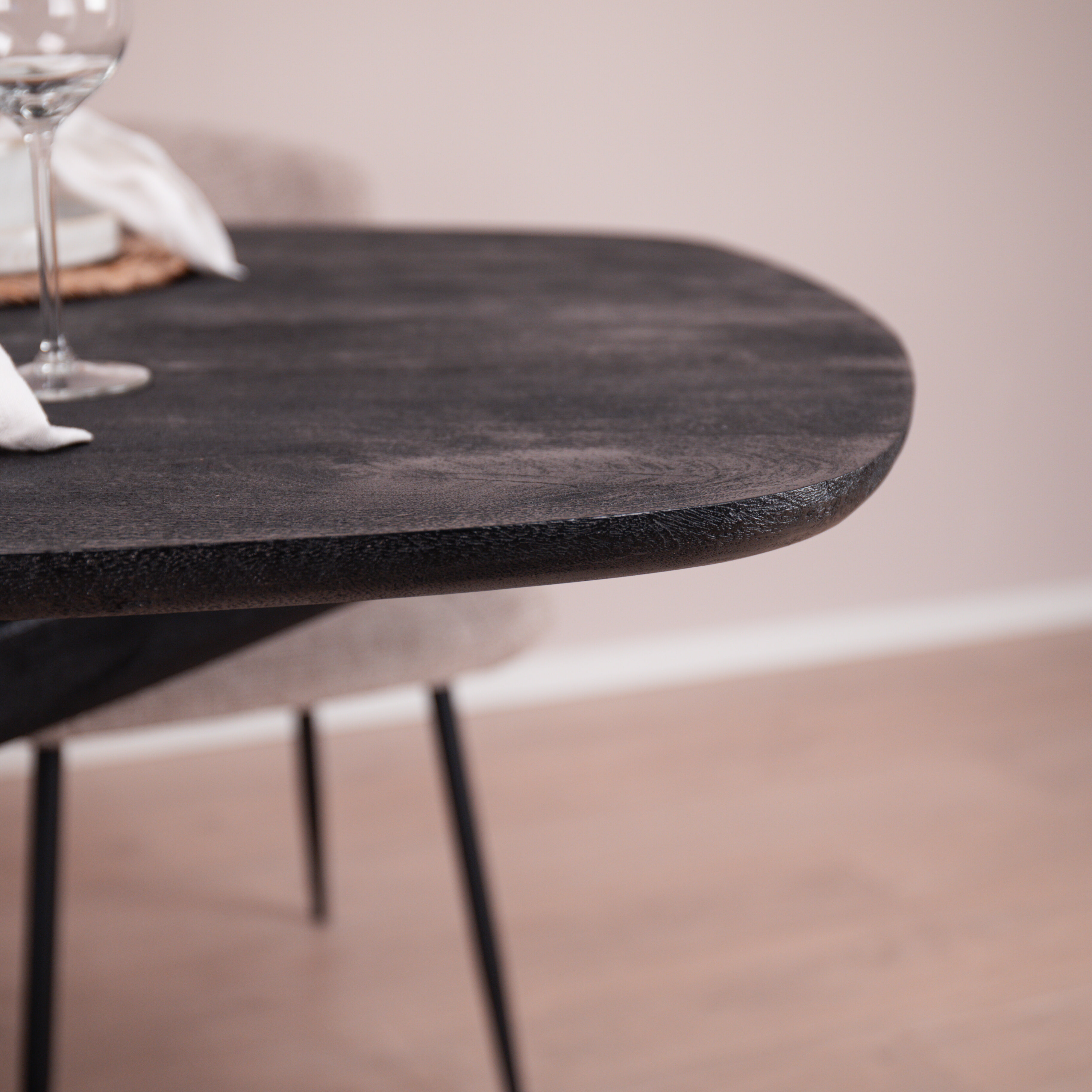 Sohome Deens Ovale Eettafel 'Mabel' Mangohout, 250 x 105cm, kleur Zwart