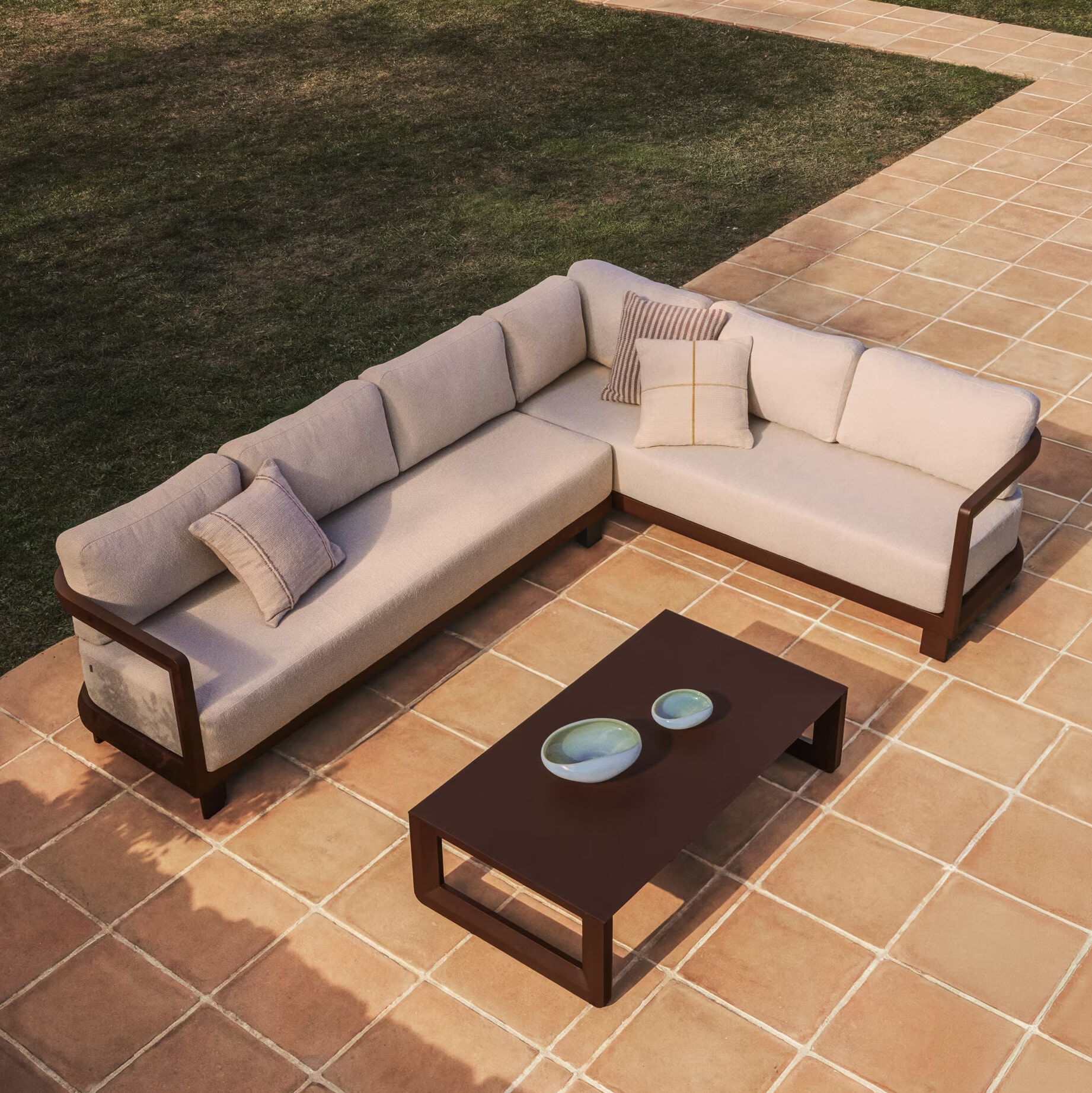 Kave Home Loungeset 'Nerano' Met 5-zits hoekbank en salontafel, kleur Bruin