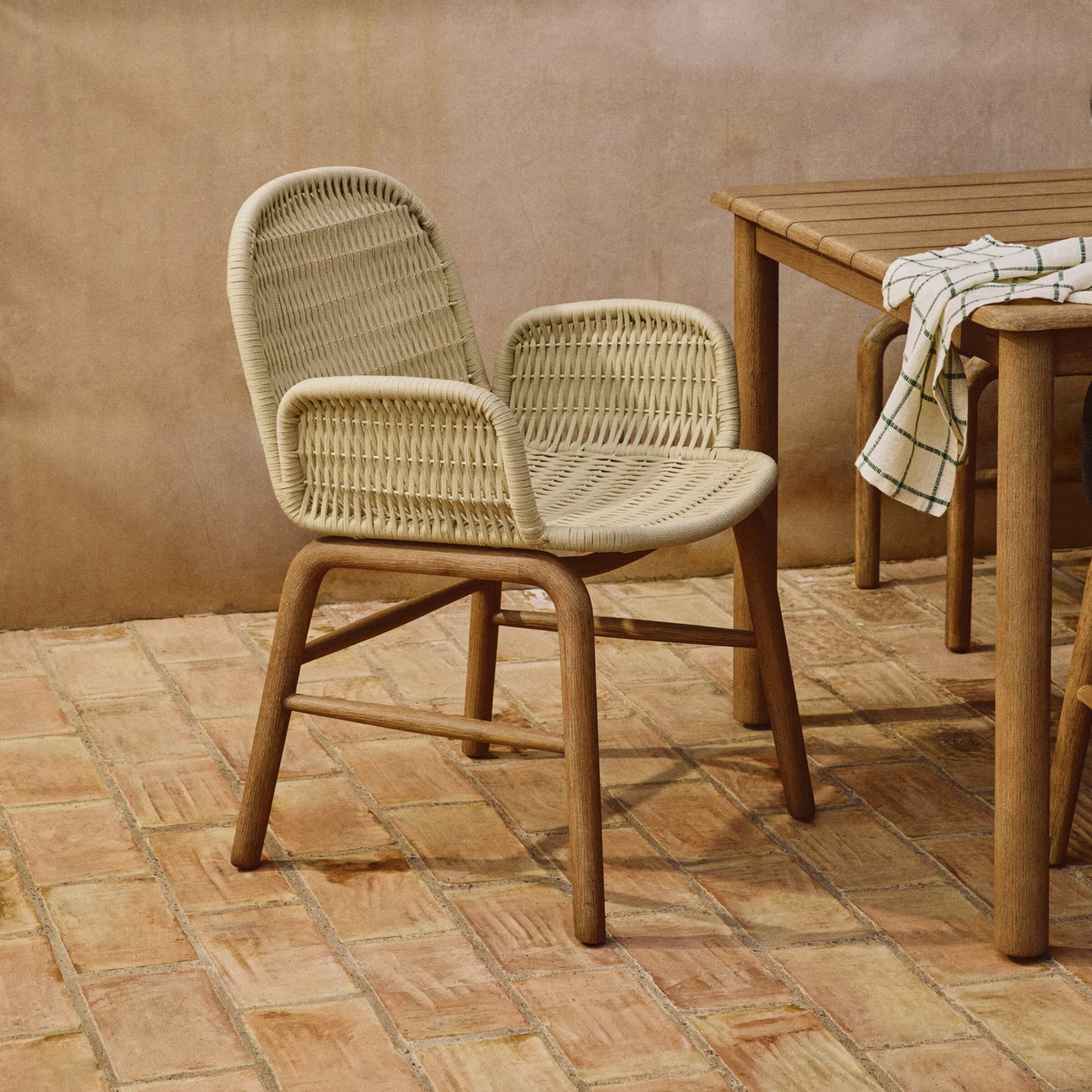 Kave Home Tuinstoel 'Alipa' Met armleuning, Acaciahout en touw