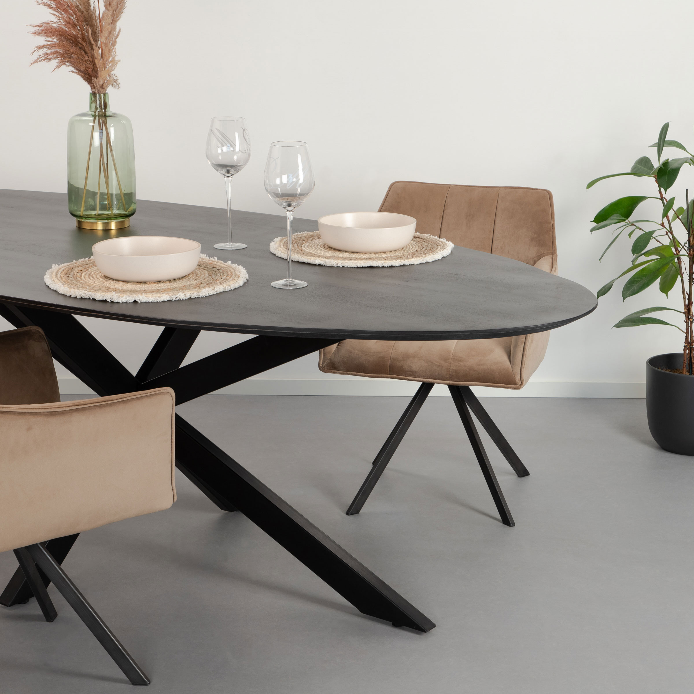 LivingFurn Ovale Eettafel 'Oslo' Acaciahout en staal, kleur Zwart, 240 x 110cm