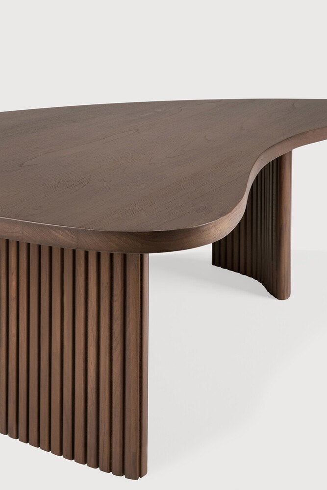 Ethnicraft Organische Salontafel 'Boomerang' Gevernist Teakhout, 90 x 61cm, kleur Bruin