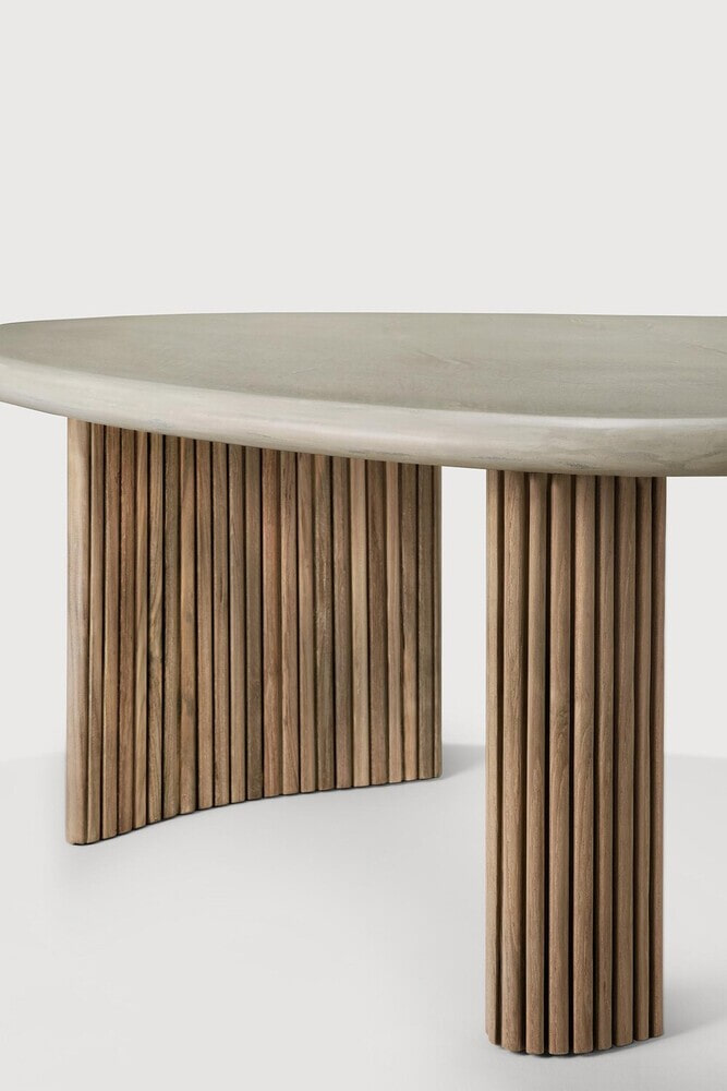 Ethnicraft Organische Outdoor Salontafel 'Boomerang' Beton en teakhout, 90 x 61cm