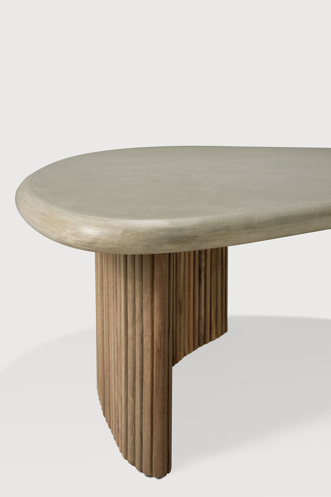 Ethnicraft Organische Outdoor Salontafel 'Boomerang' Beton en teakhout, 90 x 61cm