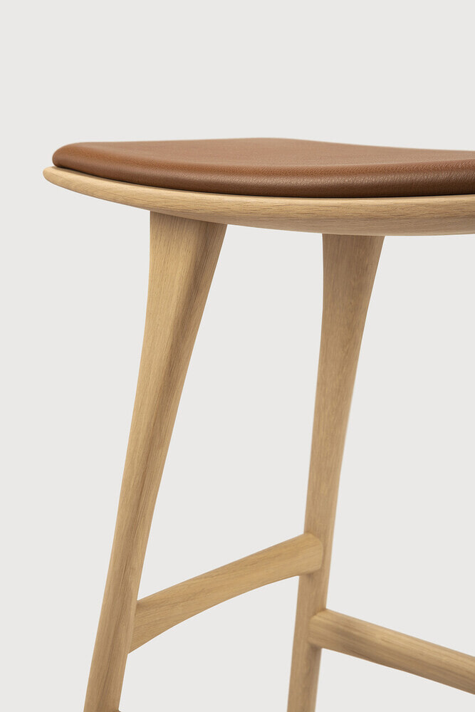 Ethnicraft Barkruk 'Osso' Gevernist Eikenhout en Leder, kleur Naturel/Cognac (zithoogte 67cm)