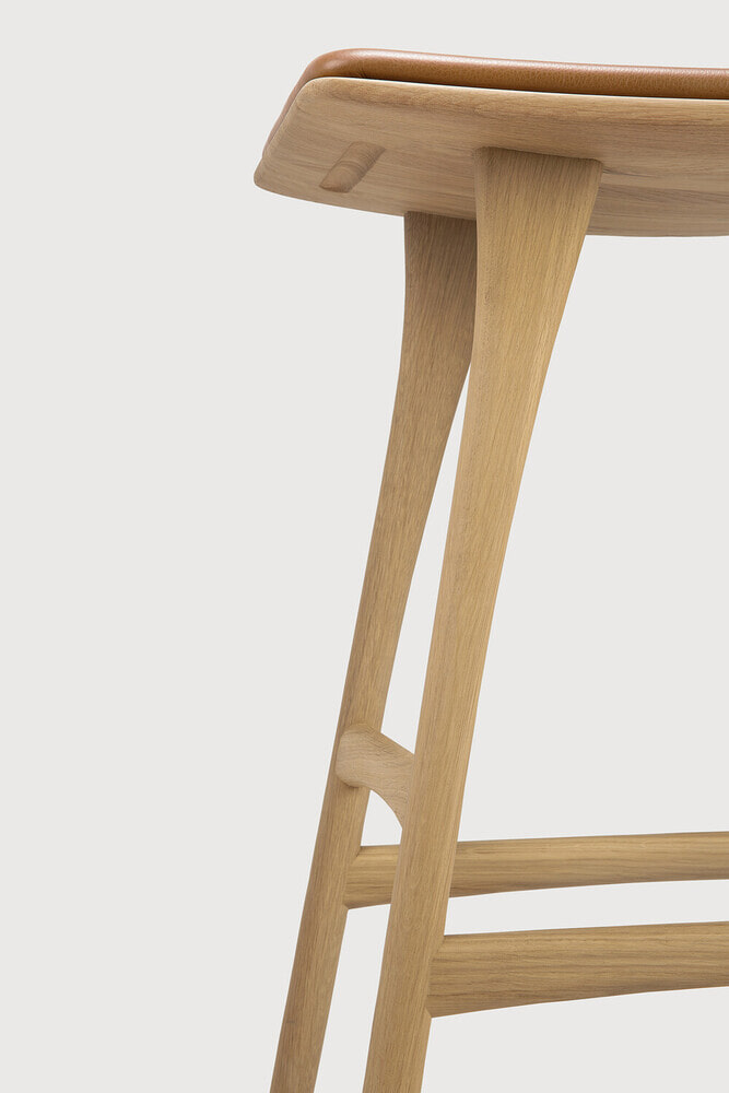 Ethnicraft Barkruk 'Osso' Gevernist Eikenhout en Leder, kleur Naturel/Cognac (zithoogte 67cm)
