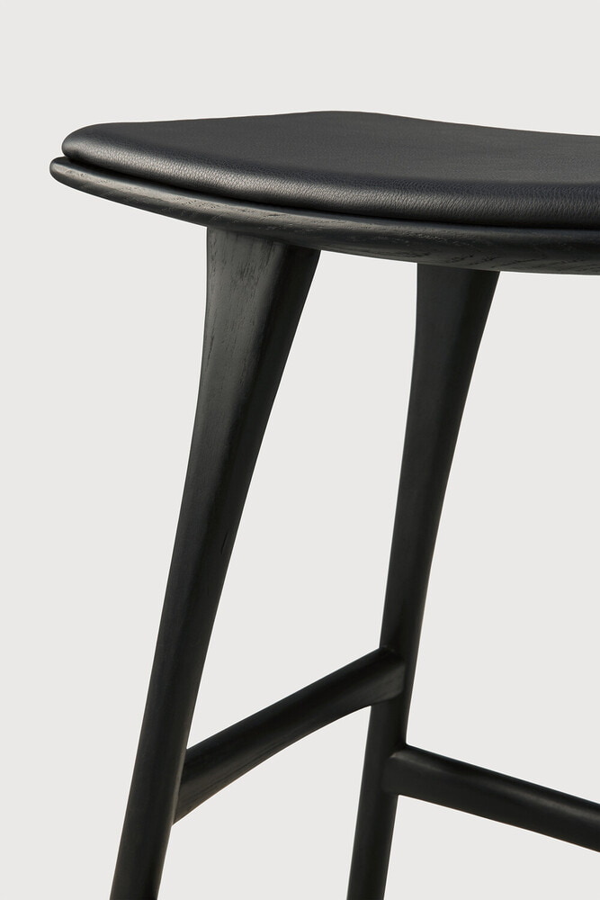 Ethnicraft Barkruk 'Osso' Gevernist Eikenhout en Leder, kleur Zwart (zithoogte 67cm)