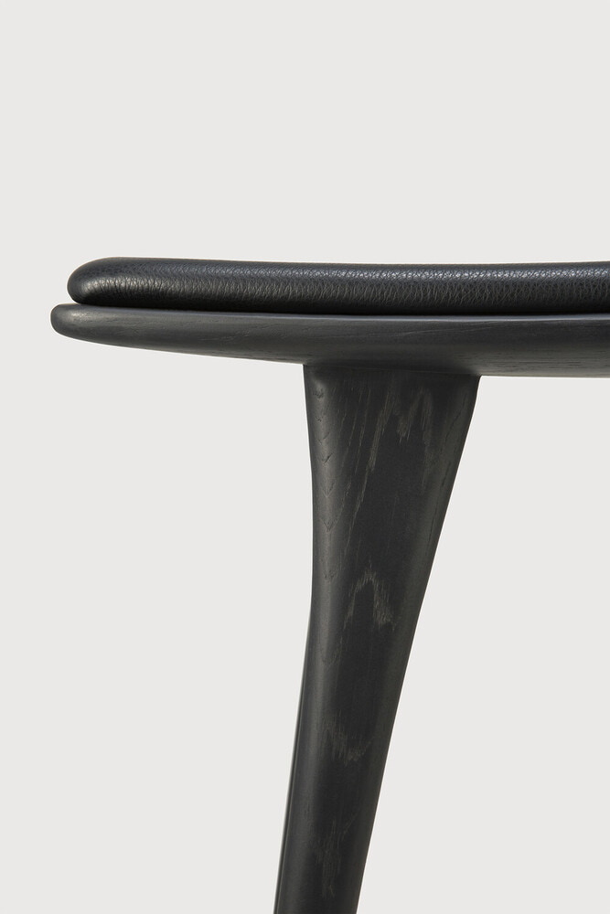 Ethnicraft Barkruk 'Osso' Gevernist Eikenhout en Leder, kleur Zwart (zithoogte 67cm)