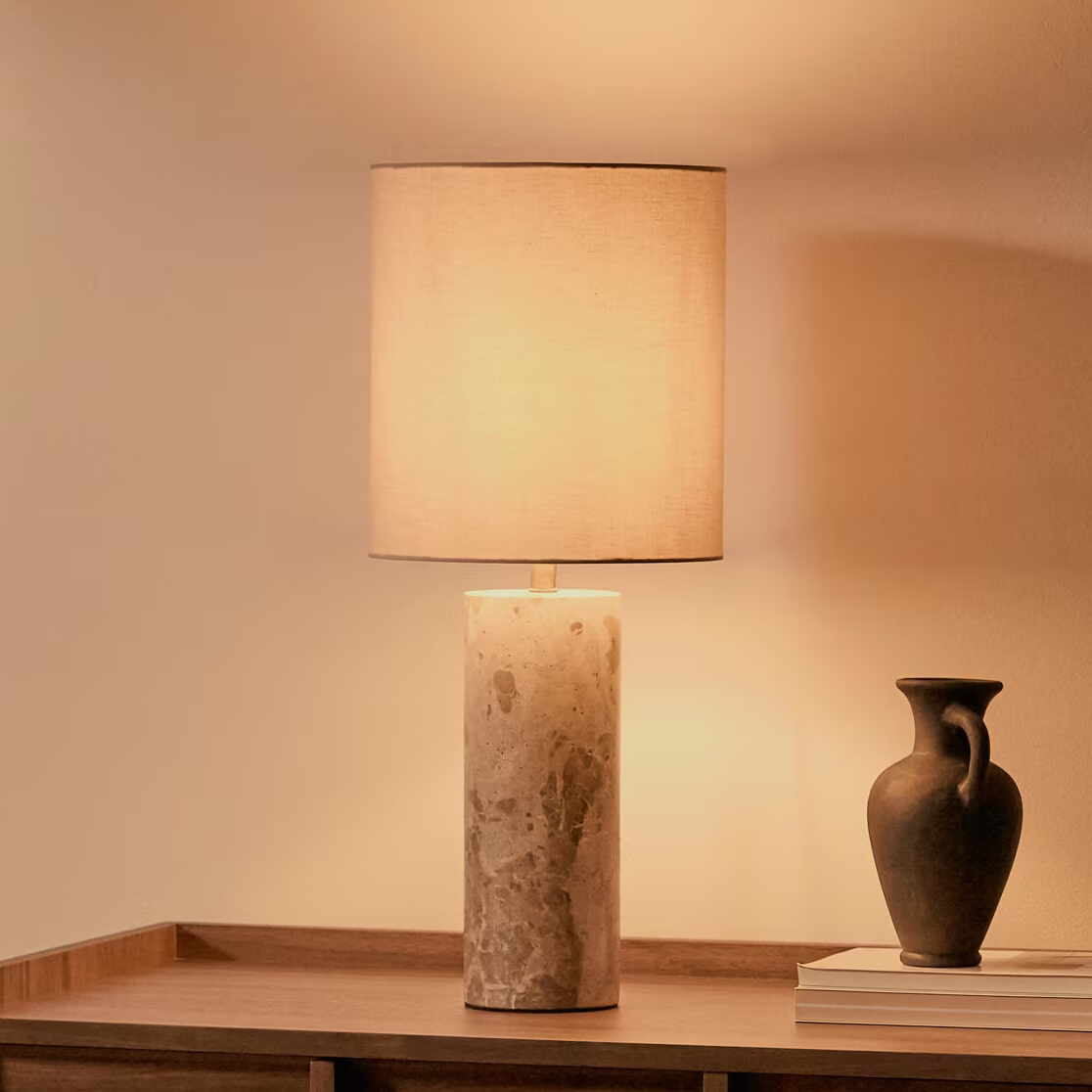 Kave Home Tafellamp Raze Marmer en linnen, incl. kap - Beige