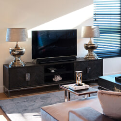 Richmond TV-meubel 'Blackbone' Eikenhout en Staal, kleur Zwart / Zilver
