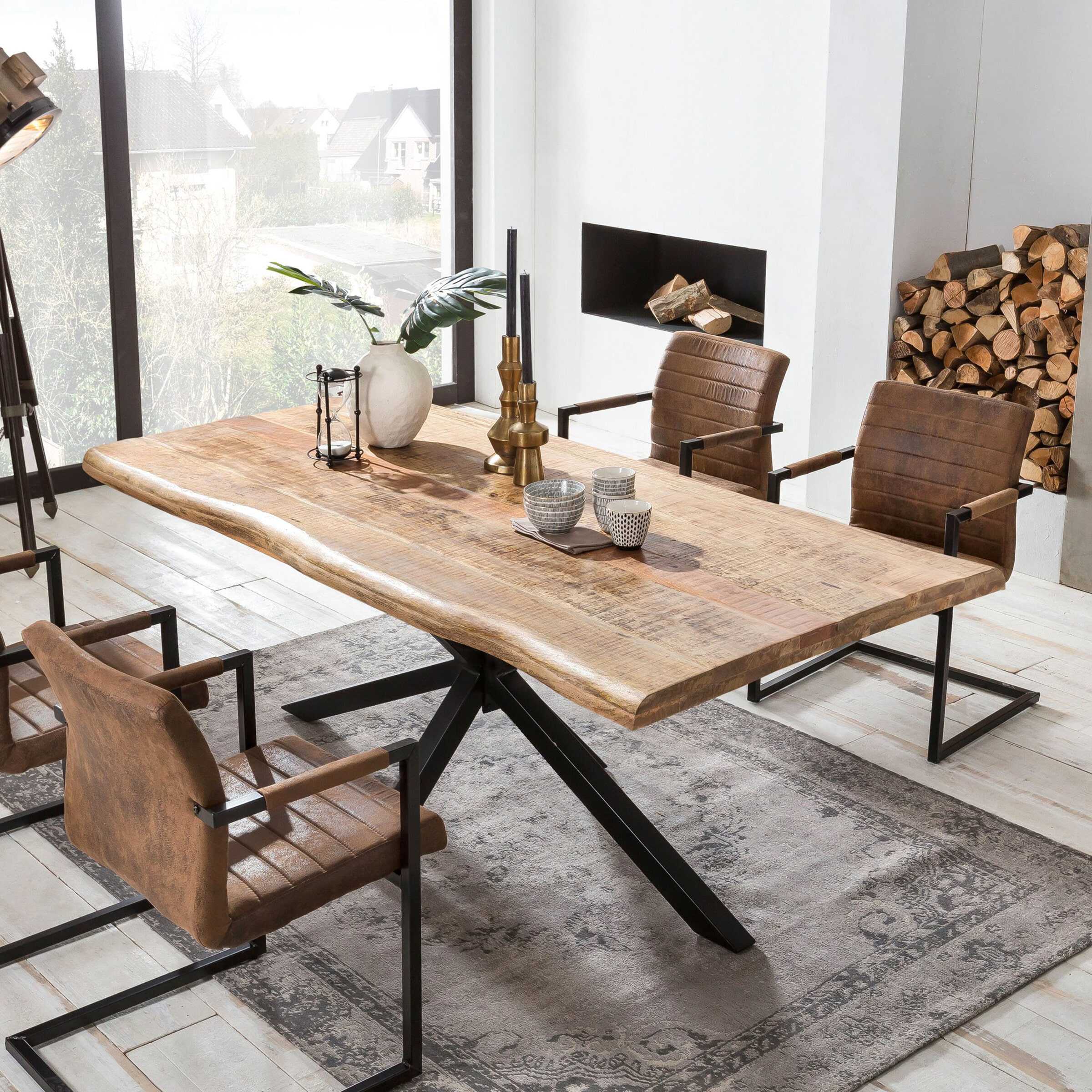 Artistiq Boomstam Eettafel 'Rochelle' Mangohout, kleur Zwart