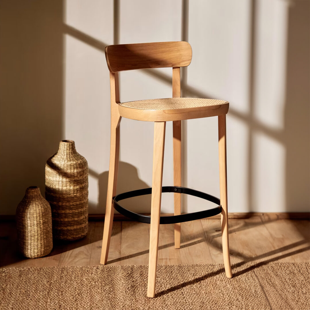 Kave Home Barkruk 'Romane' Beukenhout en rotan (zithoogte 75cm)