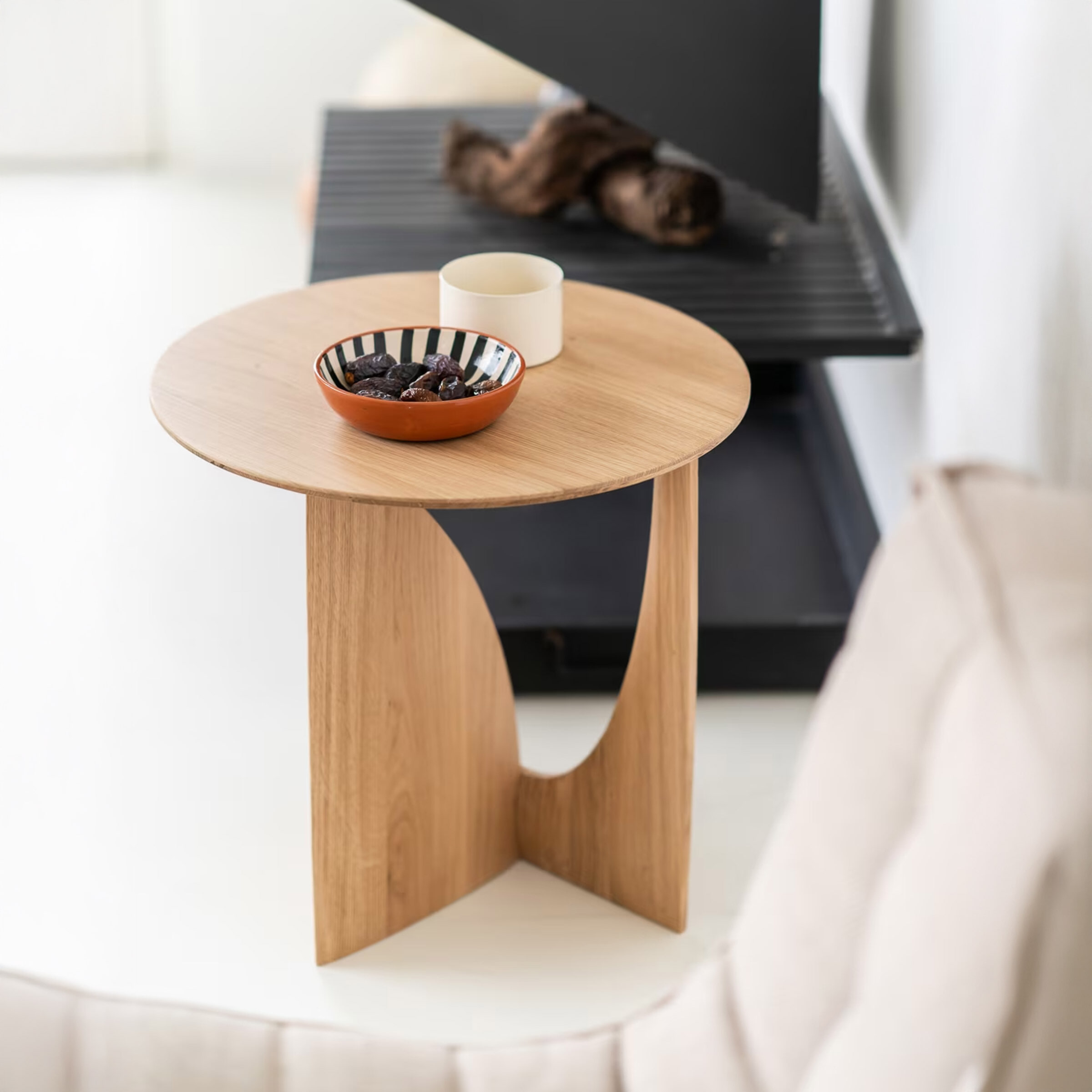 Ethnicraft Ronde Bijzettafel 'Geometric' Gevernist Eikenhout, 51cm, kleur Naturel