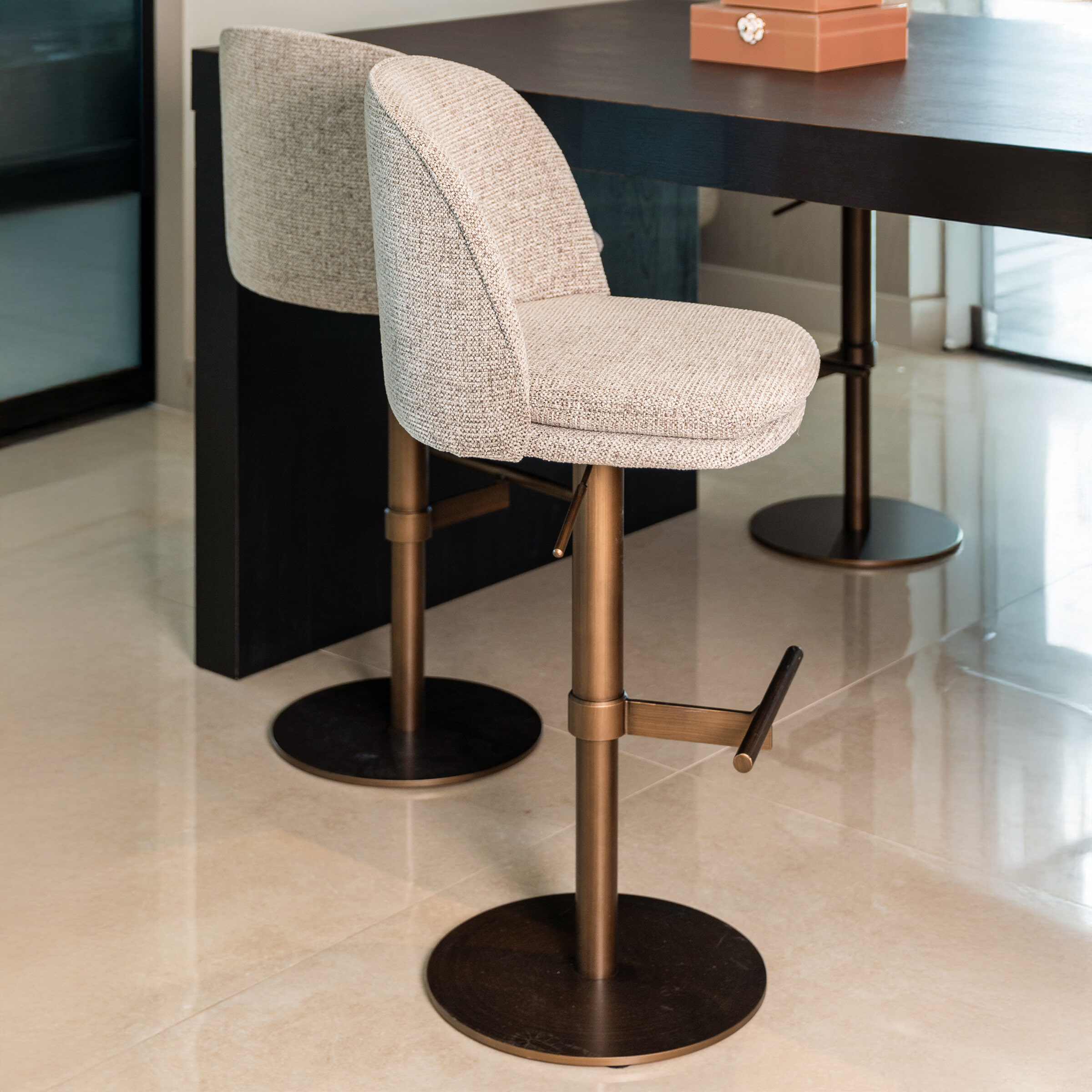 Richmond Draaibare Barstoel Vesper Fancy stof - Mocca (zithoogte 59-84cm)