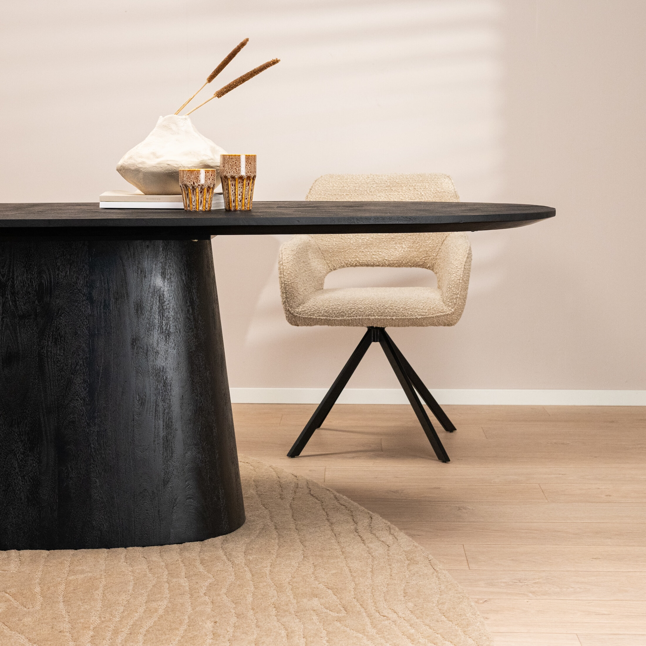 Eleonora Eettafel 'Aron' Deens Ovaal, Mangohout, kleur Zwart, 300 x 110cm