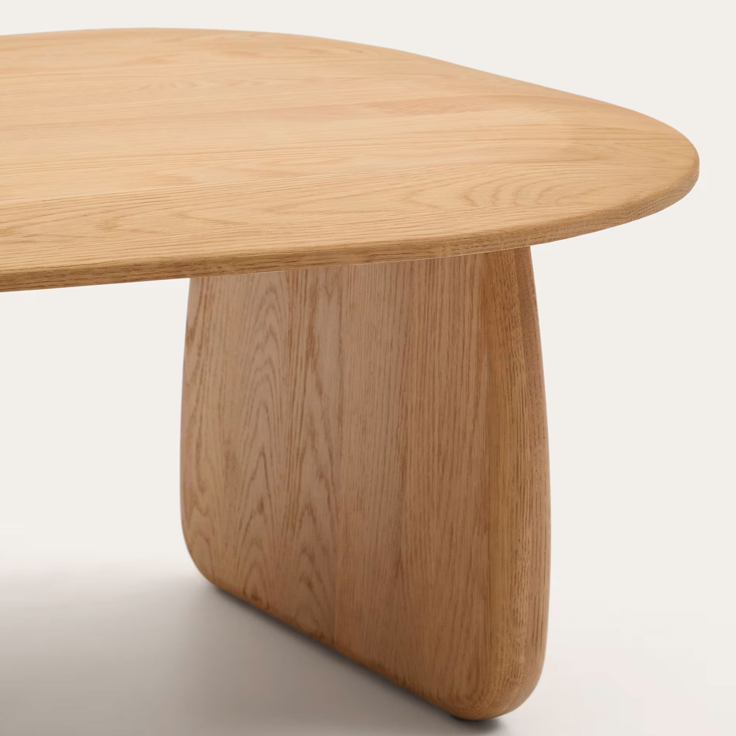 Kave Home Organische Bijzettafel 'Pirita' Eikenhout, 71 x 70cm, kleur Naturel