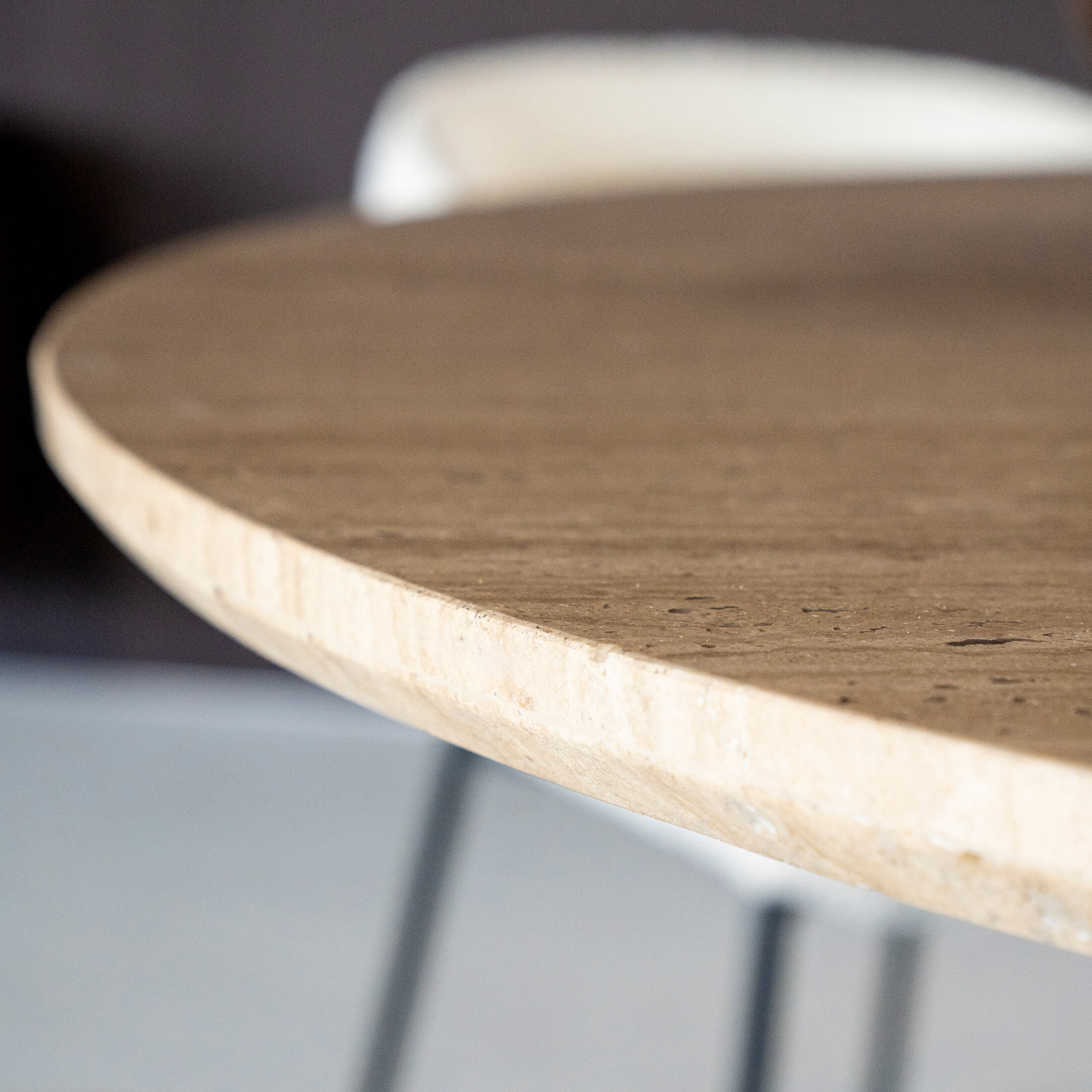 Eleonora Ronde Eettafel 'Aikin' Travertin en Mangohout, 130cm