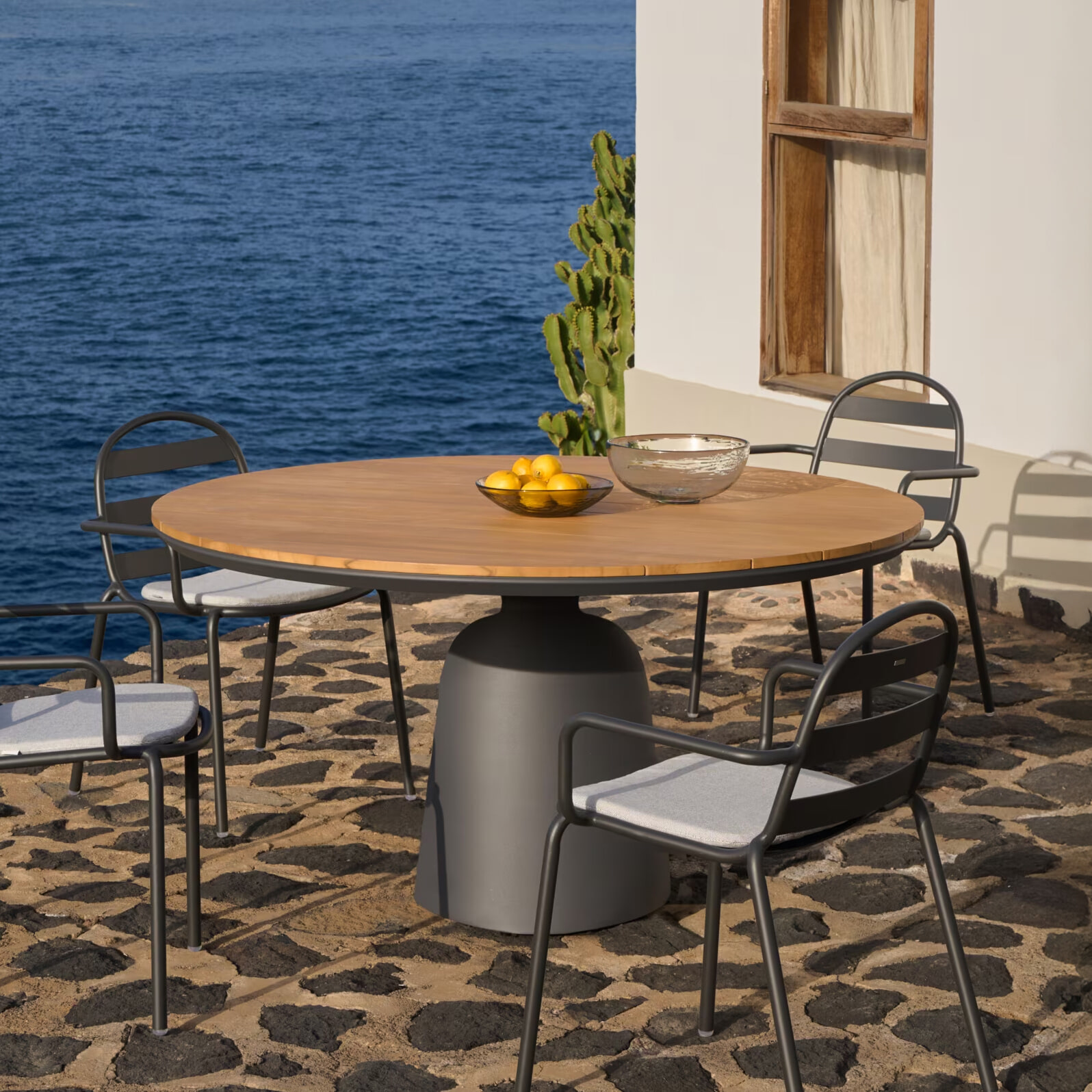 Kave Home Ronde Eettafel Tudons Teakhout, 120cm - Donkergrijs