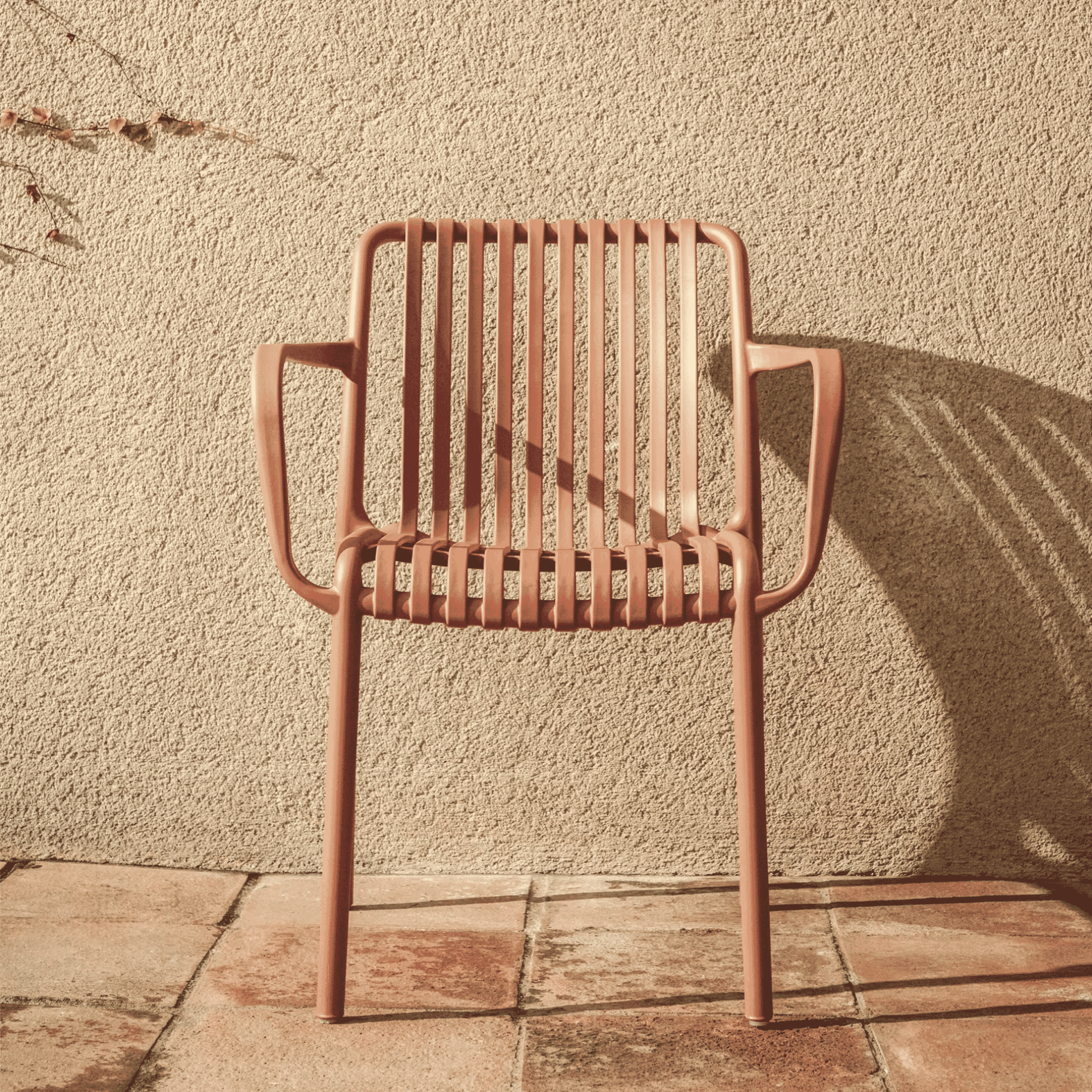 Kave Home Tuinstoel 'Isabellini' Gerecyclede kunststof, kleur Terracotta