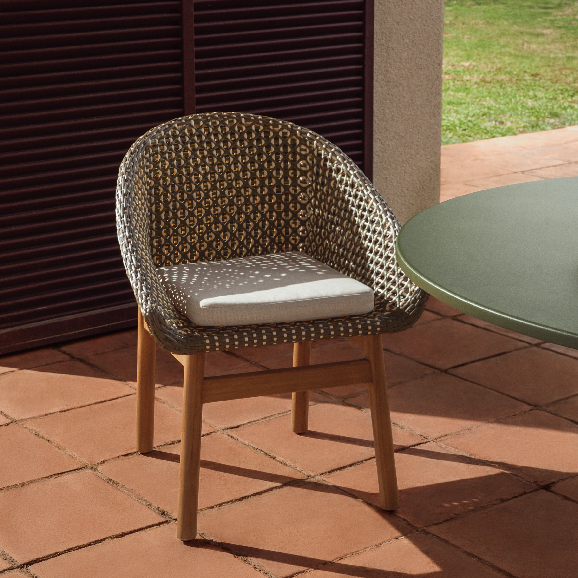 Kave Home Tuinstoel Olbia Rattan en teakhout - Groen