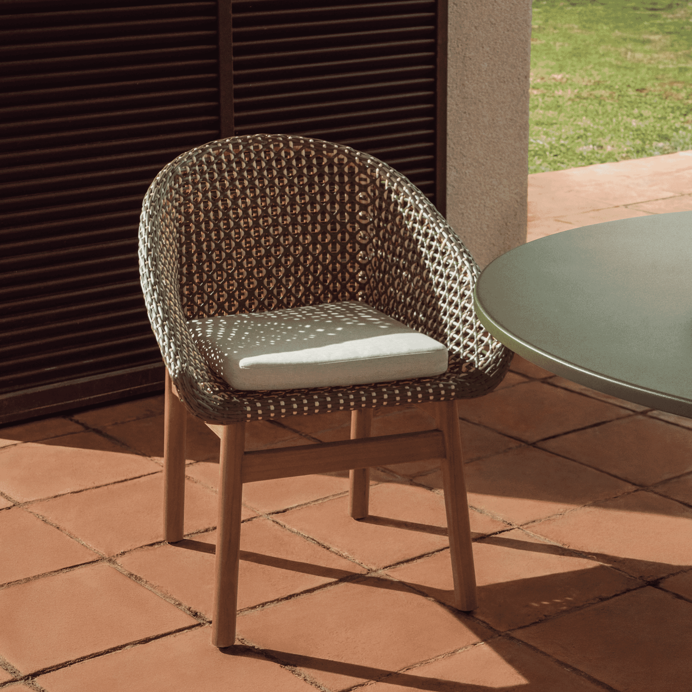 Kave Home Tuinstoel 'Olbia' Rattan en teakhout, kleur Groen
