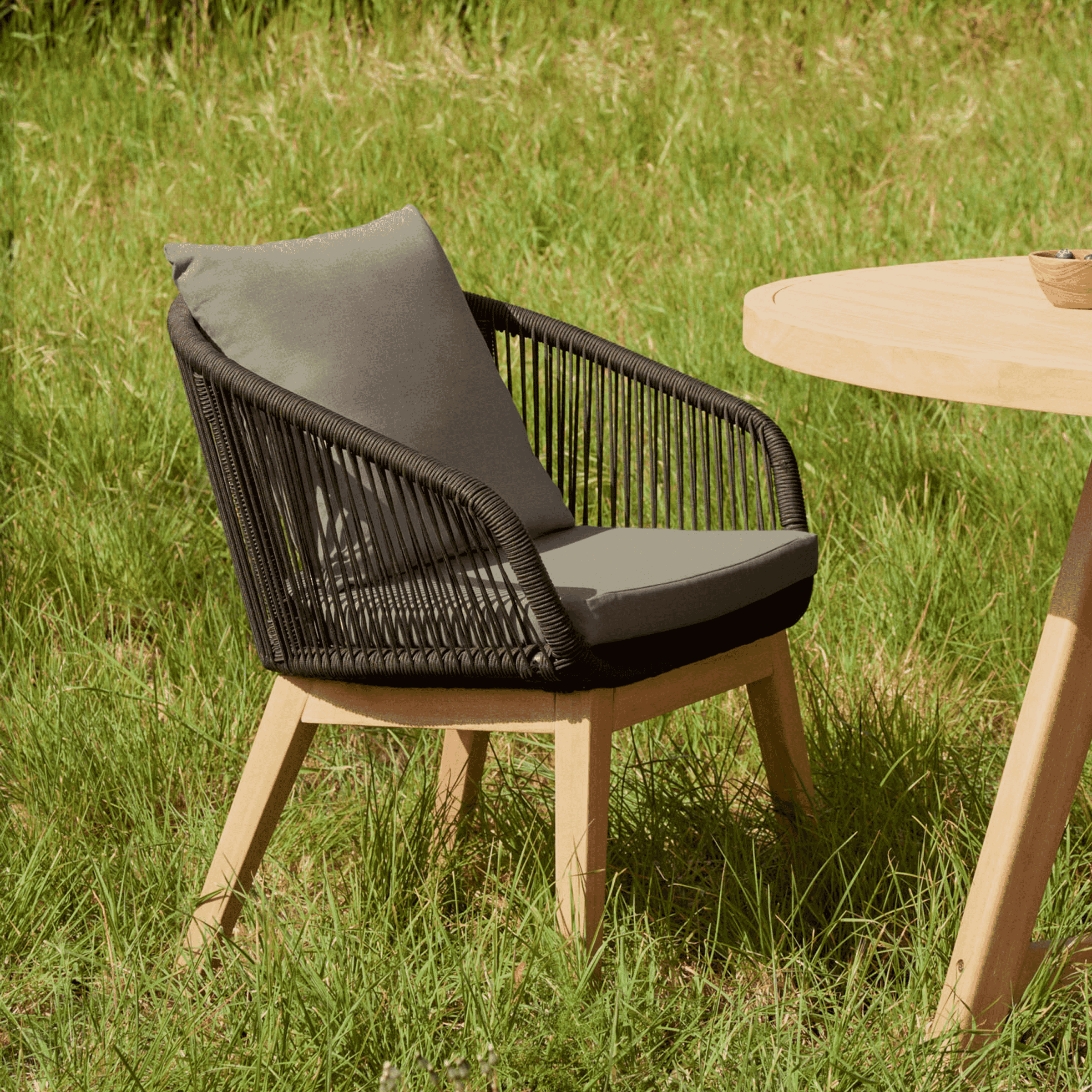 Kave Home Tuinstoel 'Portalo' Acaciahout en gevlochten touw, kleur Zwart